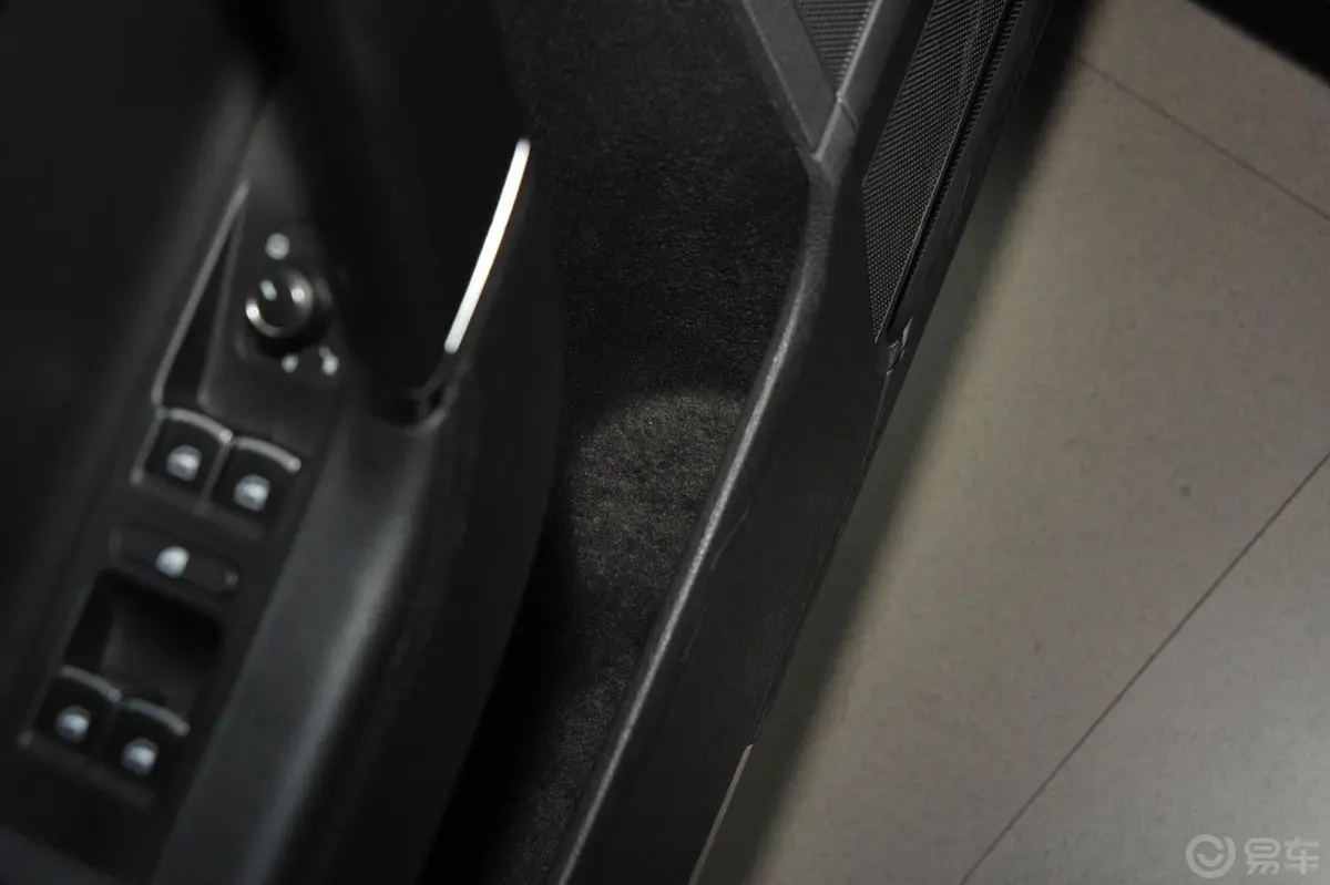 迈腾1.8T 手自一体 豪华型驾驶员门储物盒