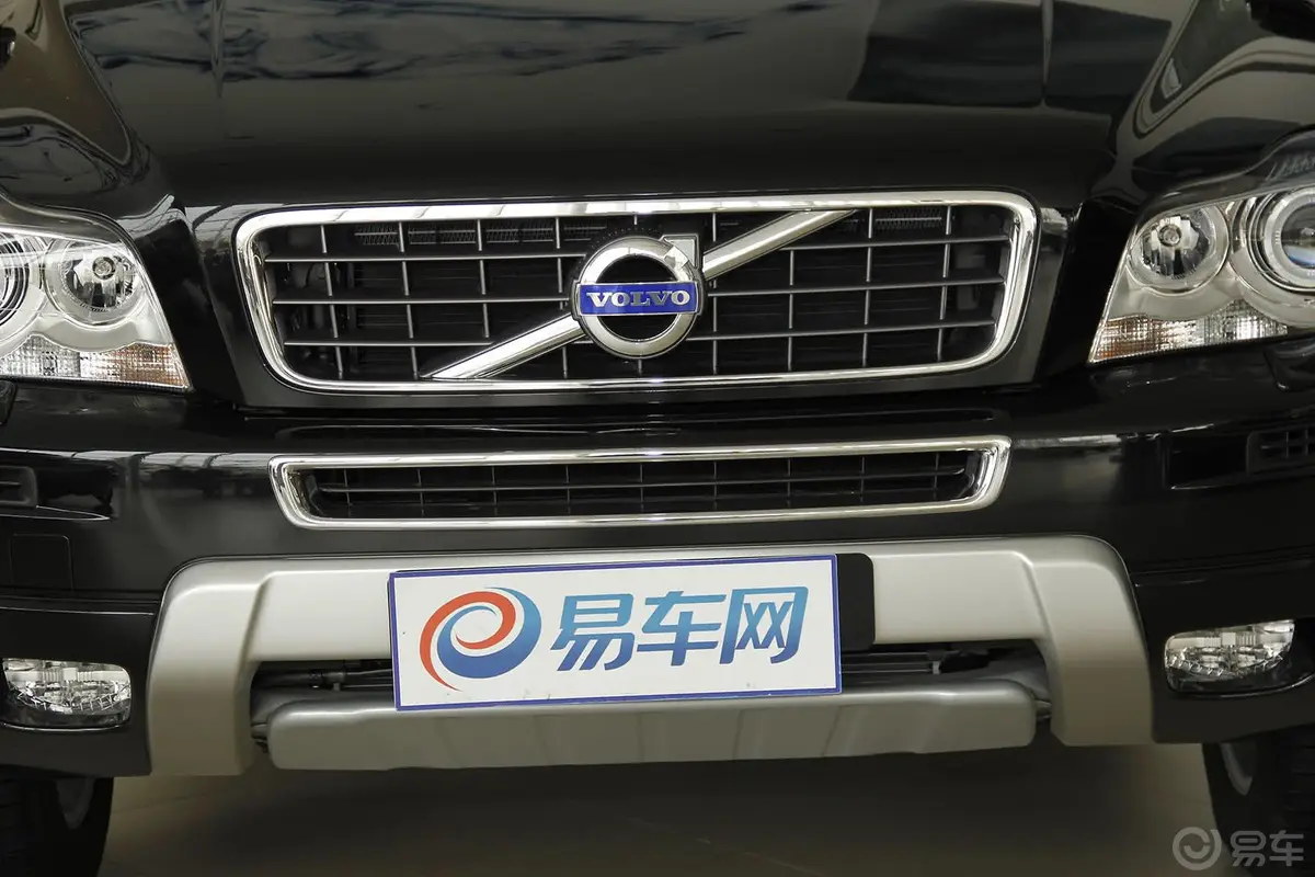 沃尔沃XC902.5T T5 豪华版前格栅侧俯拍