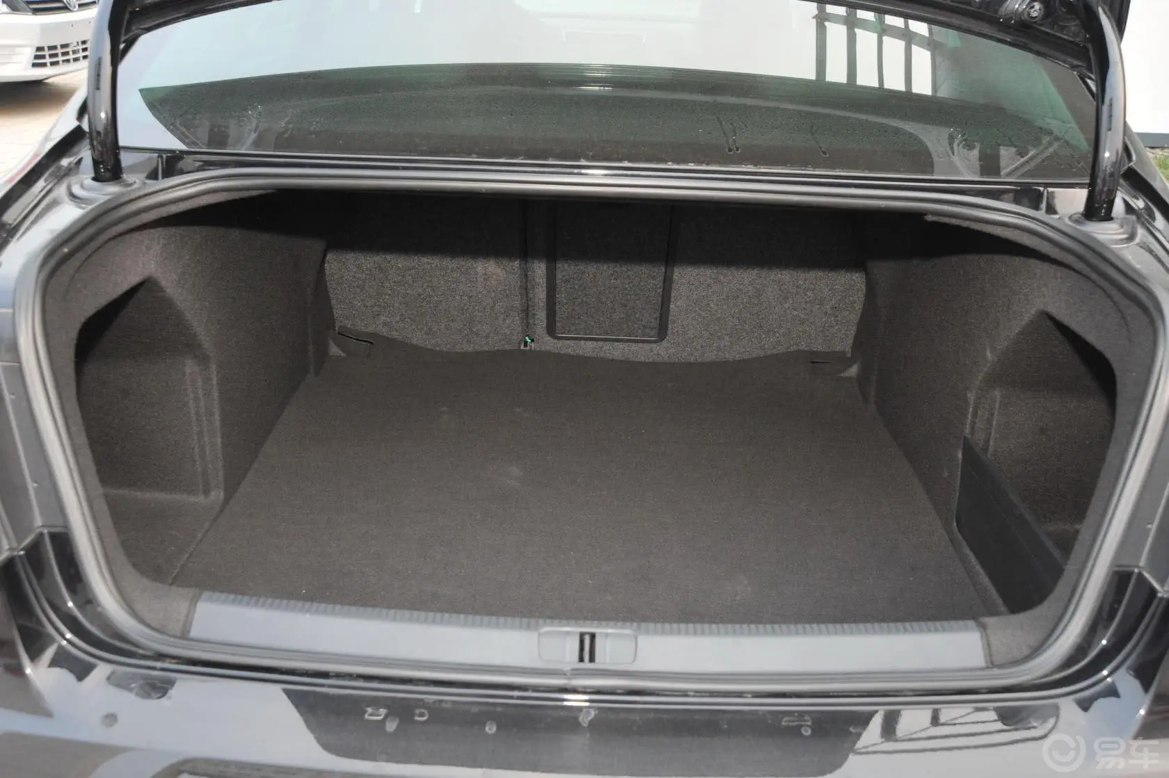 迈腾1.8T 手自一体 豪华型行李箱空间