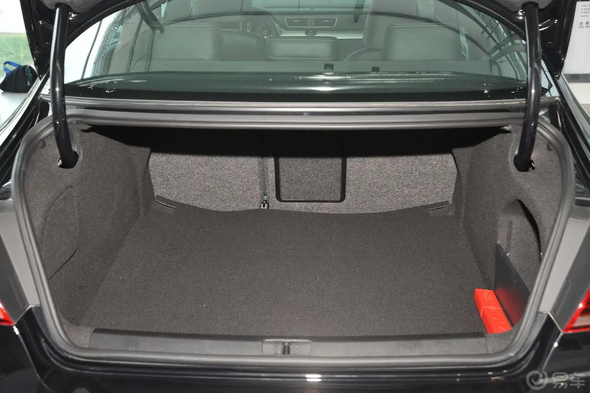 一汽-大众CC1.8T 双离合 尊贵型行李箱空间