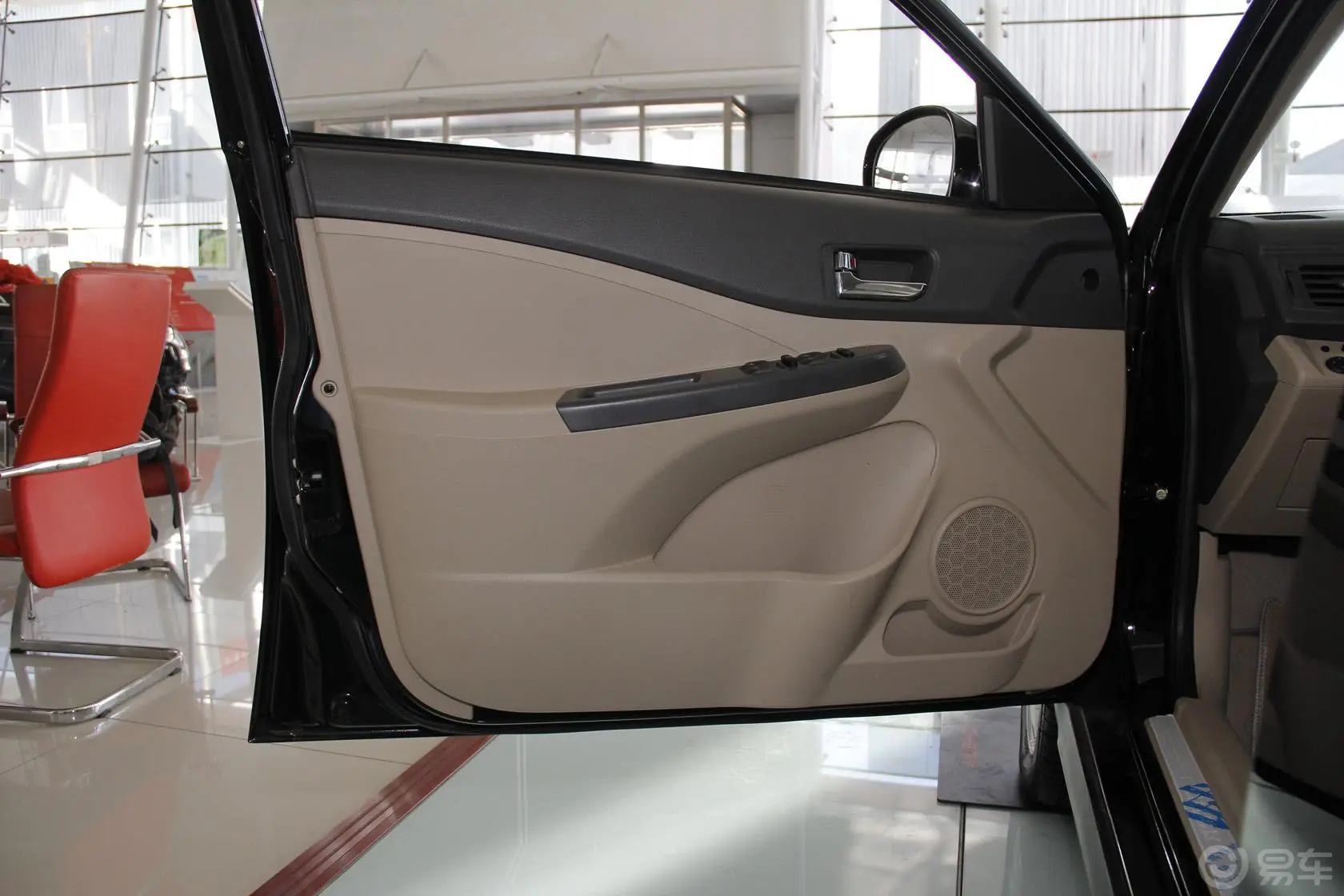 奇瑞E51.5L 手动 卓悦天窗版驾驶员侧车门内门板
