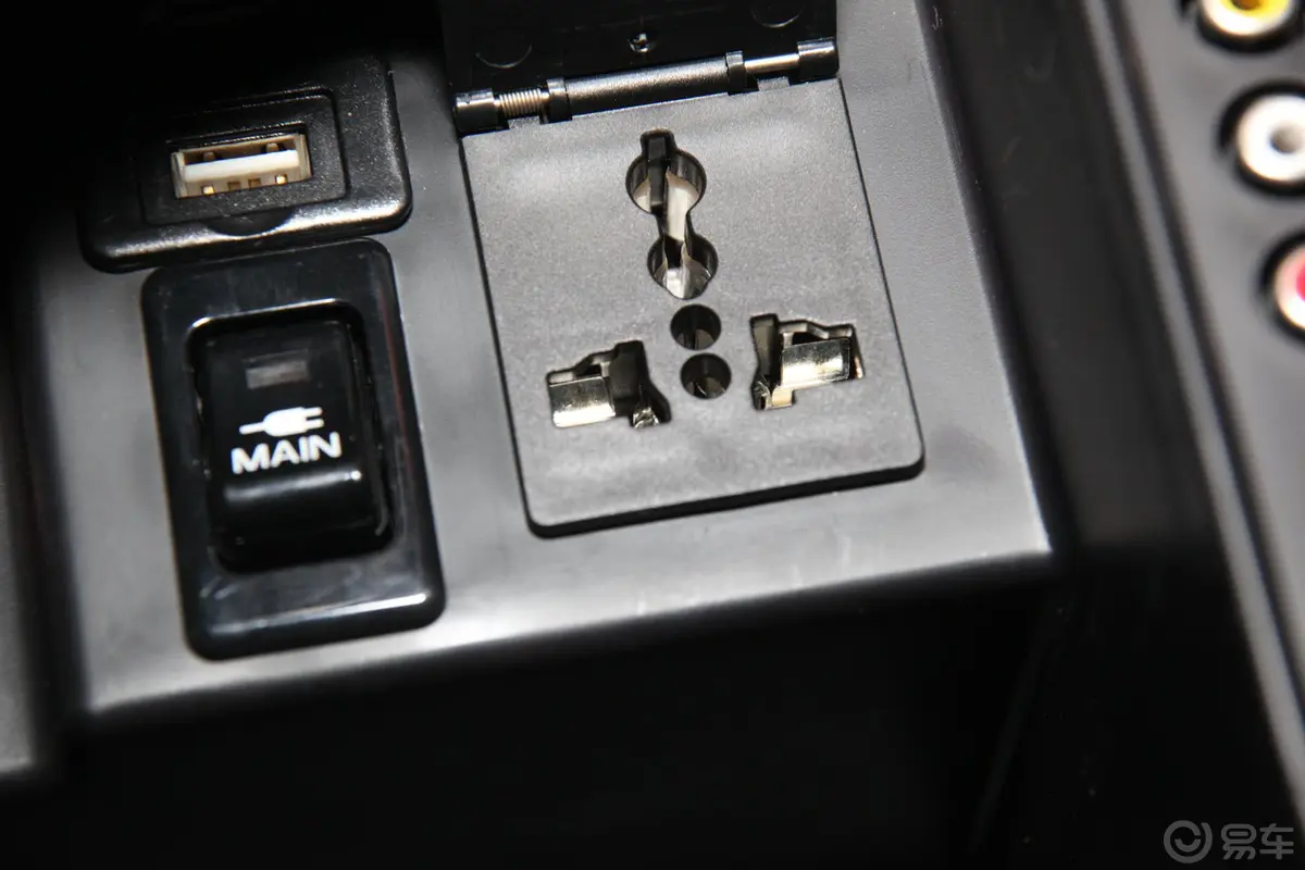 大7 SUV锋芒限量版 2.2T 自动 四驱 智尊型USB接口