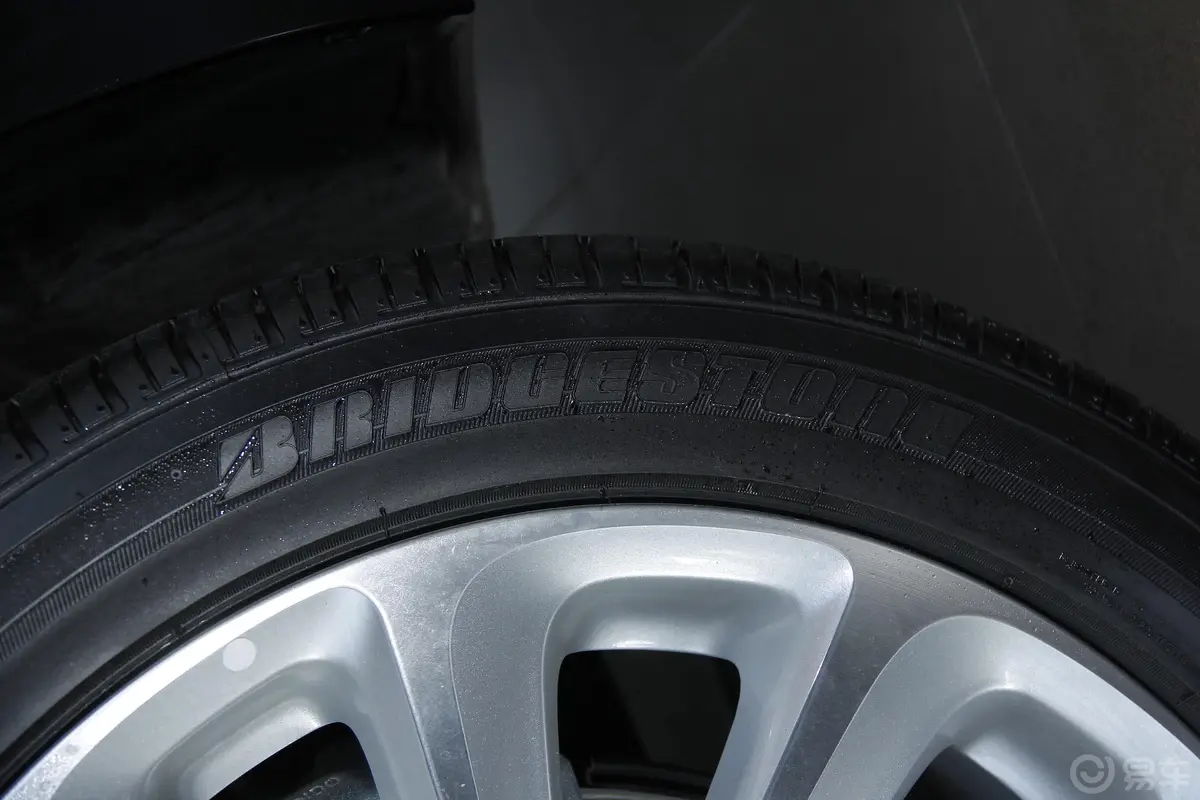 君越eAssist 2.4L节能舒适型轮胎规格