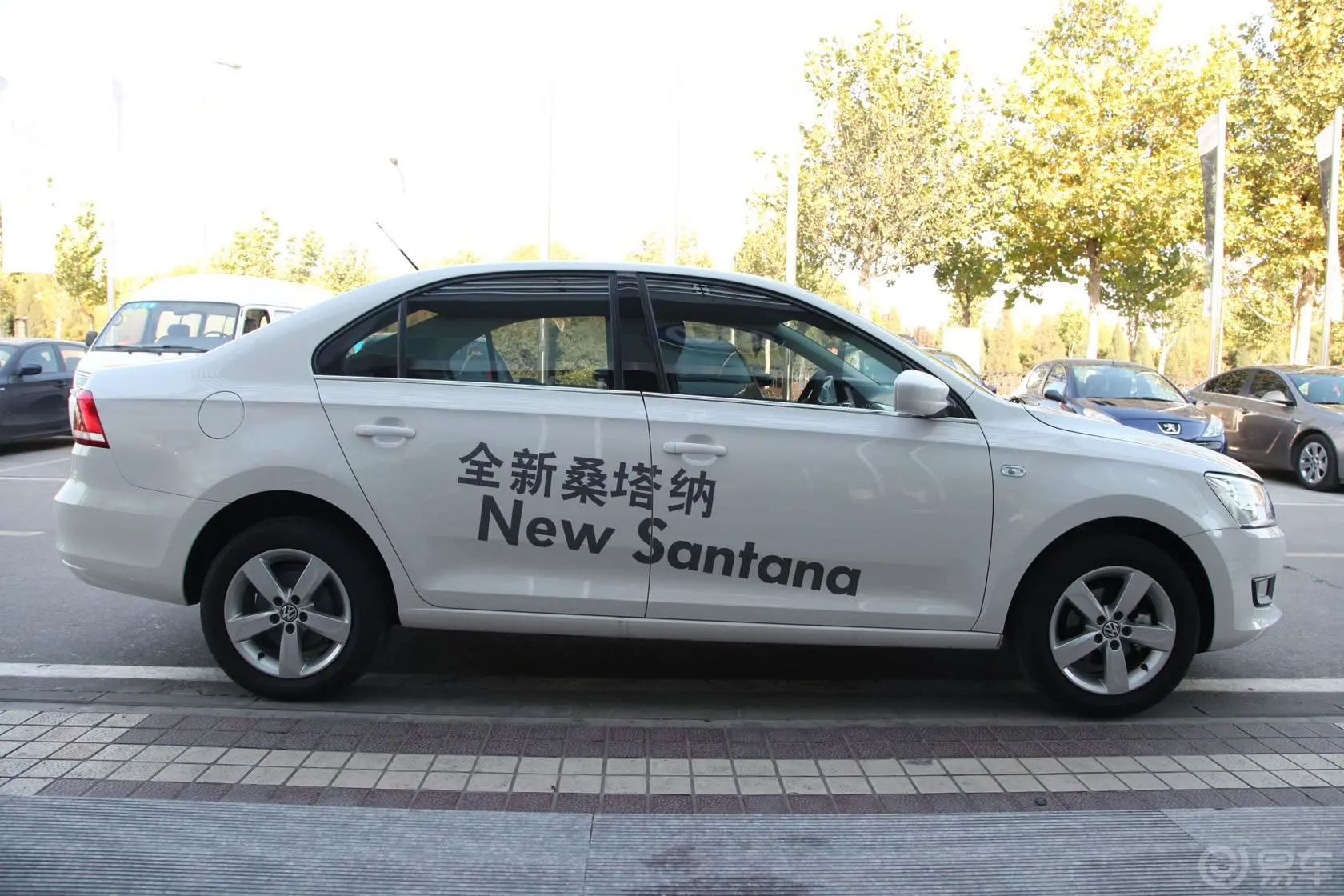 桑塔纳1.4L 手动 舒适版正侧车头向右水平