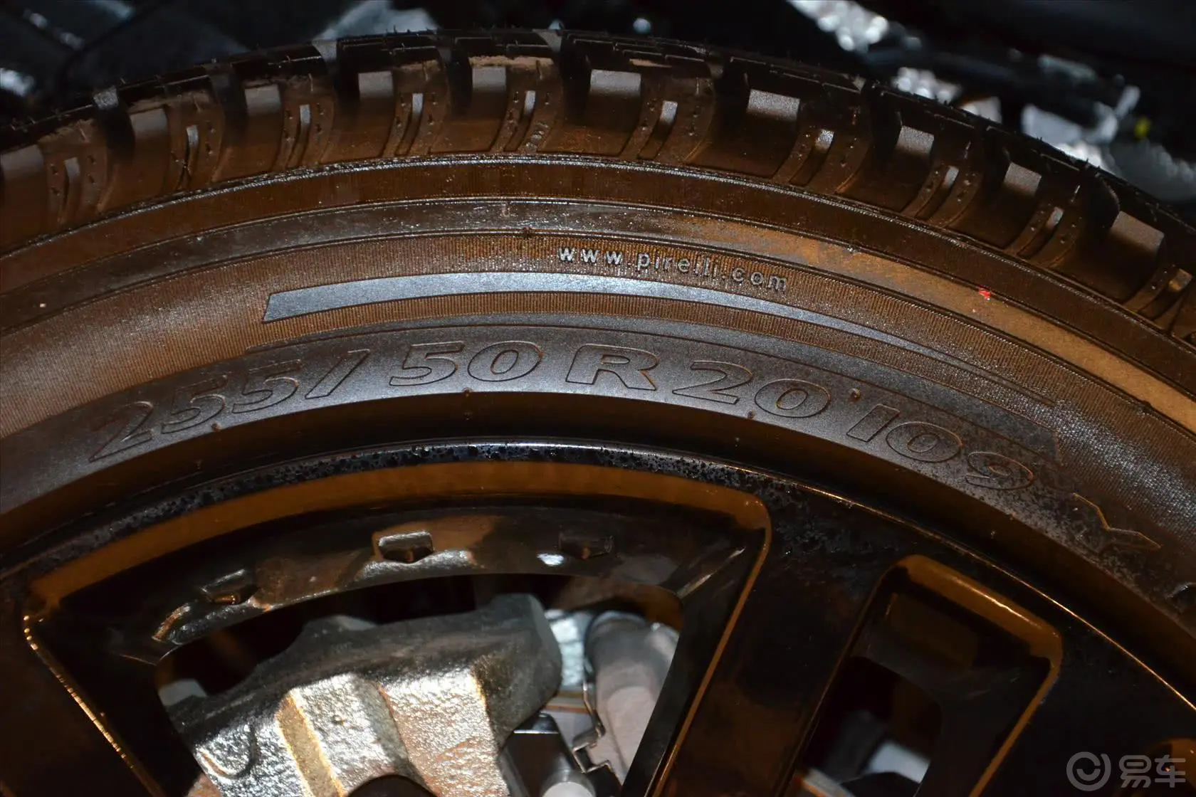 发现第四代 5.0 V8尊黑限量版轮胎规格