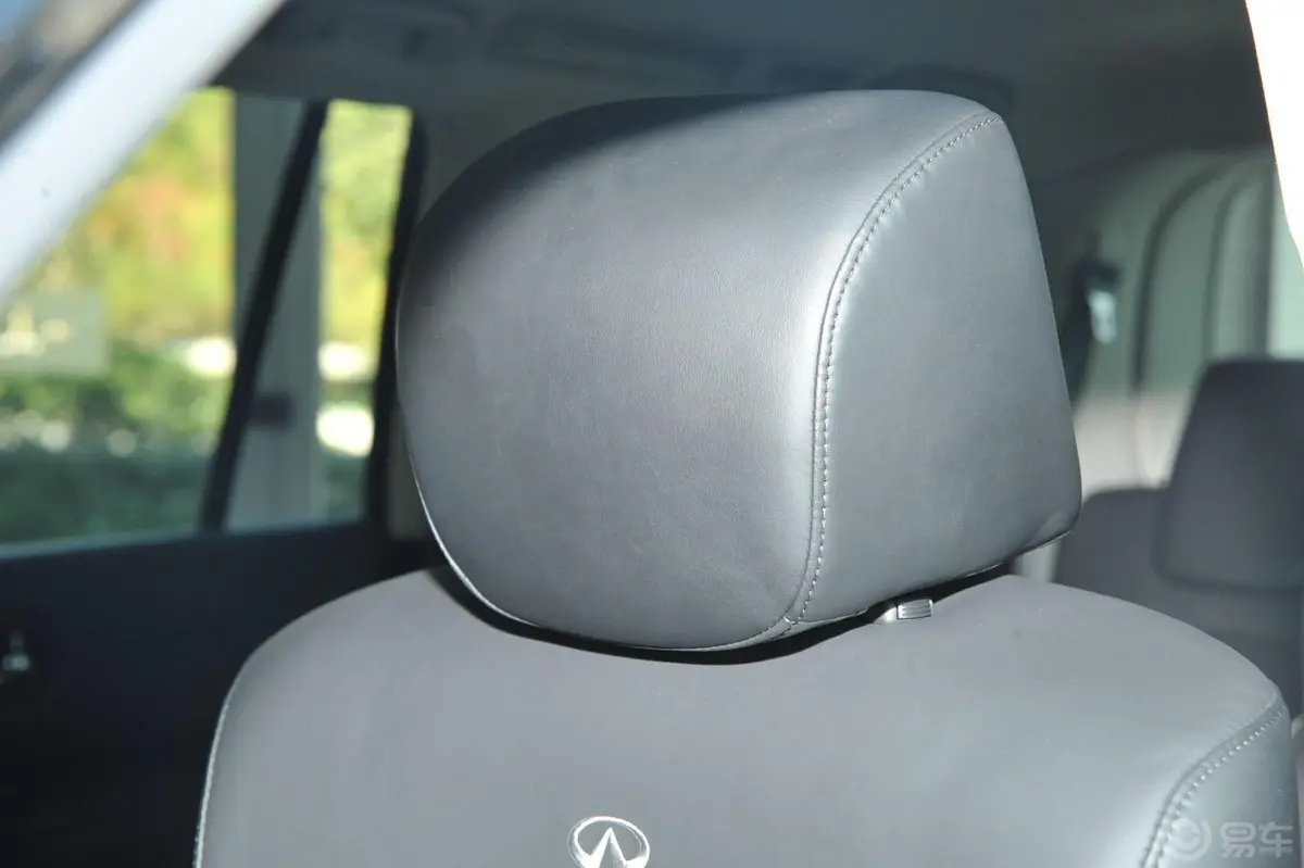 英菲尼迪QX56 手自一体驾驶员头枕