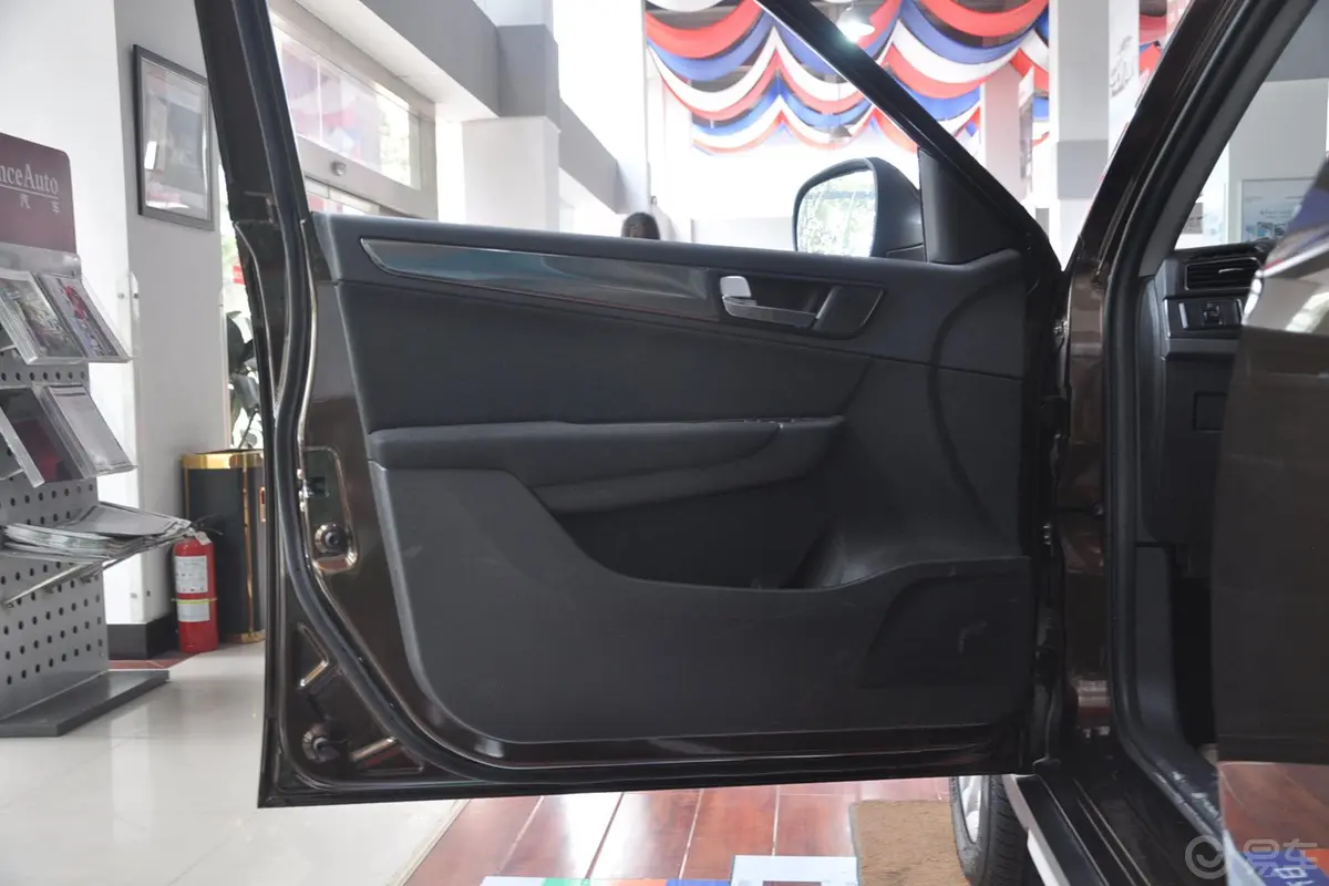 中华V51.5T 自动 运动型驾驶员侧车门内门板