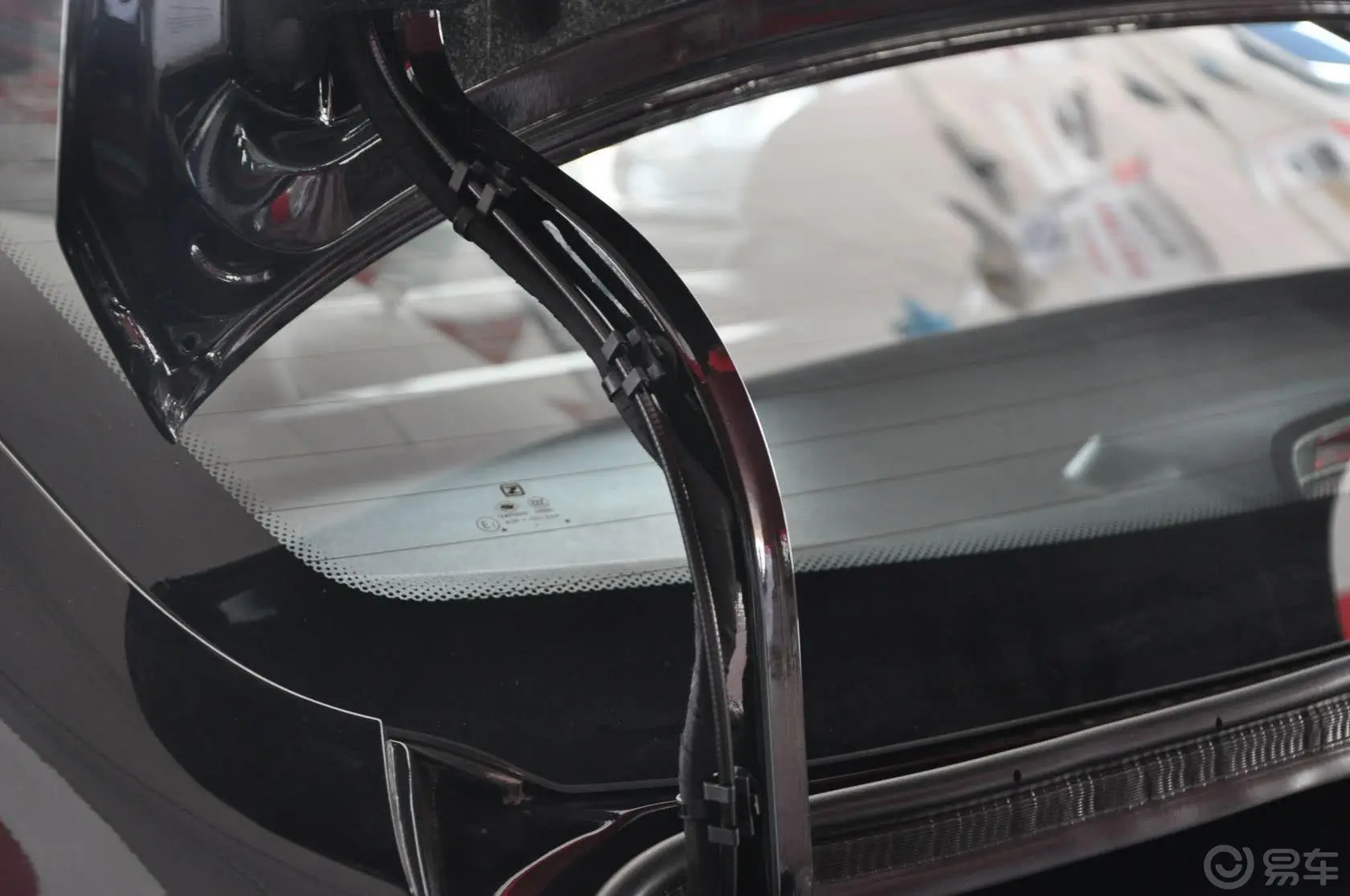 众泰Z3001.5L 都市版 手动 豪华型行李厢支撑杆
