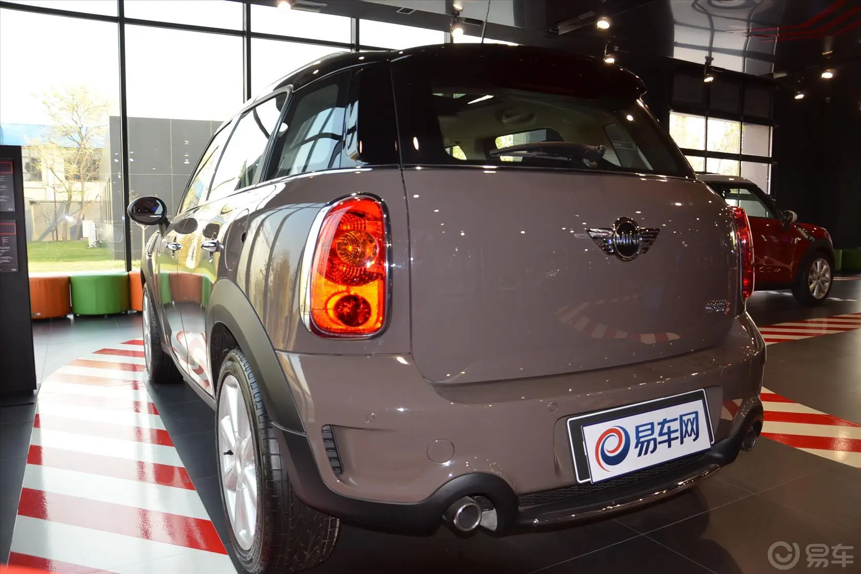 MINI COUNTRYMAN1.6T COOPER S All 4侧后45度车头向左水平