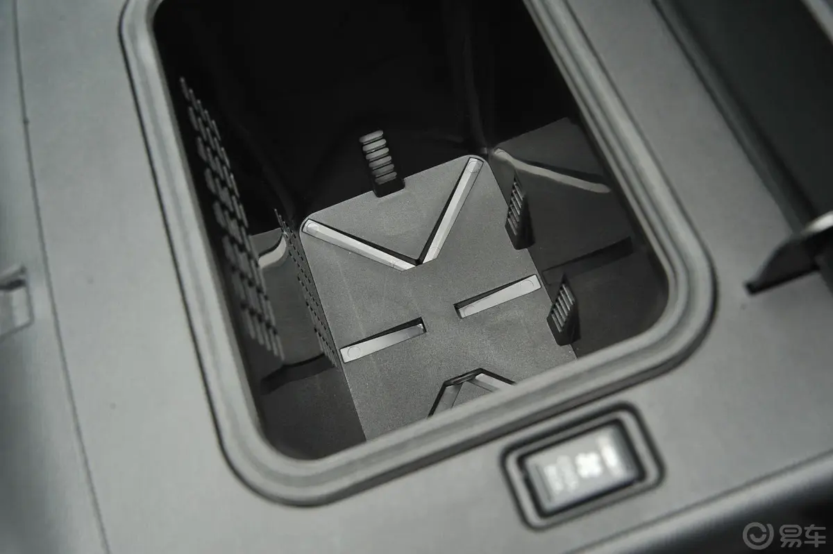英菲尼迪QX56 手自一体 升级版前排中央扶手箱空间