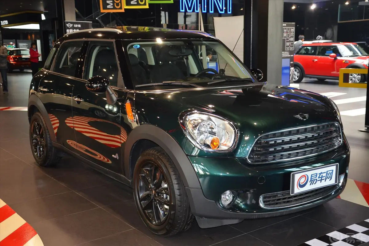 MINI COUNTRYMAN1.6T COOPER All 4 Fun侧前45度车头向右水平