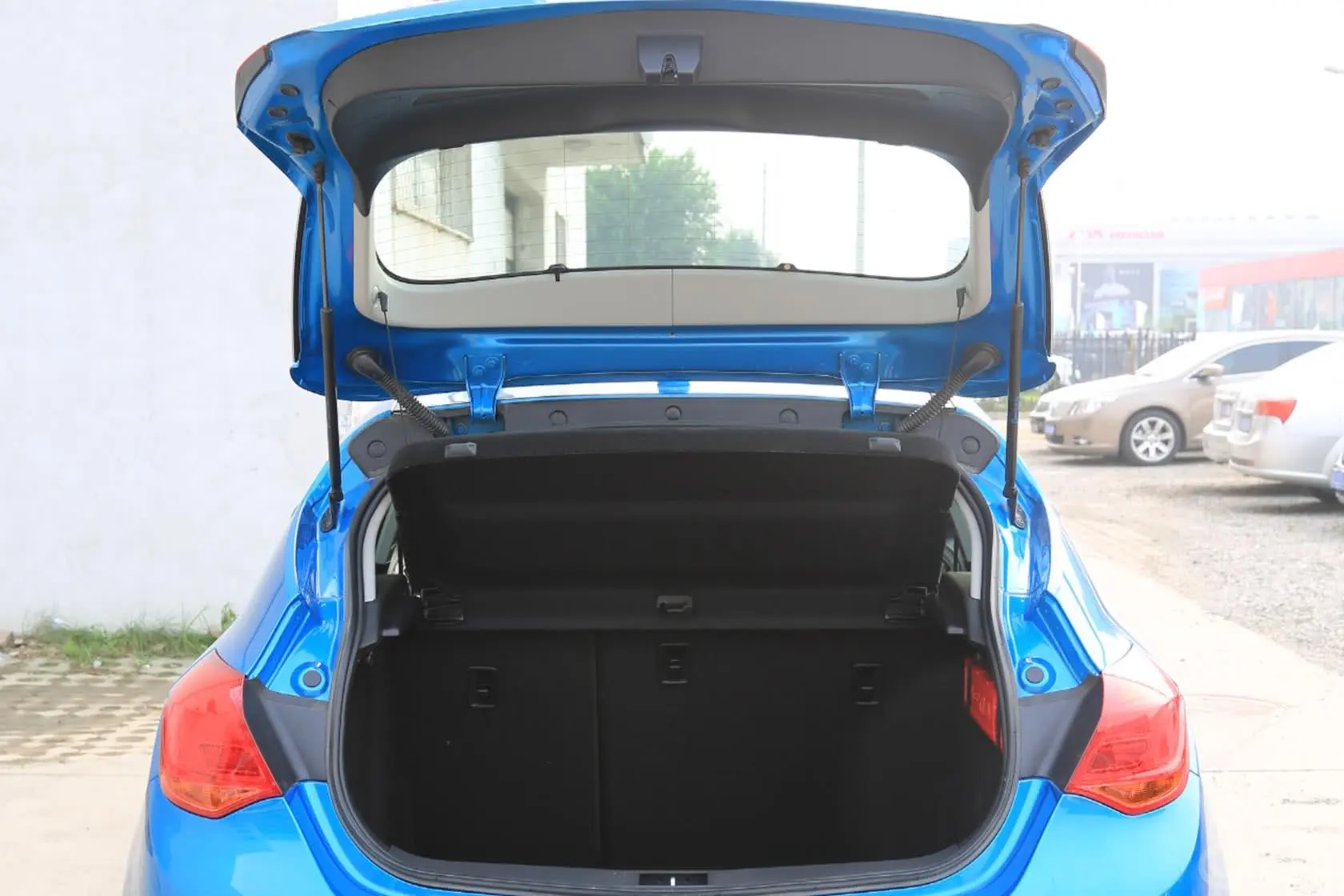 英朗XT 1.6T 自动 时尚运动型行李厢开口范围