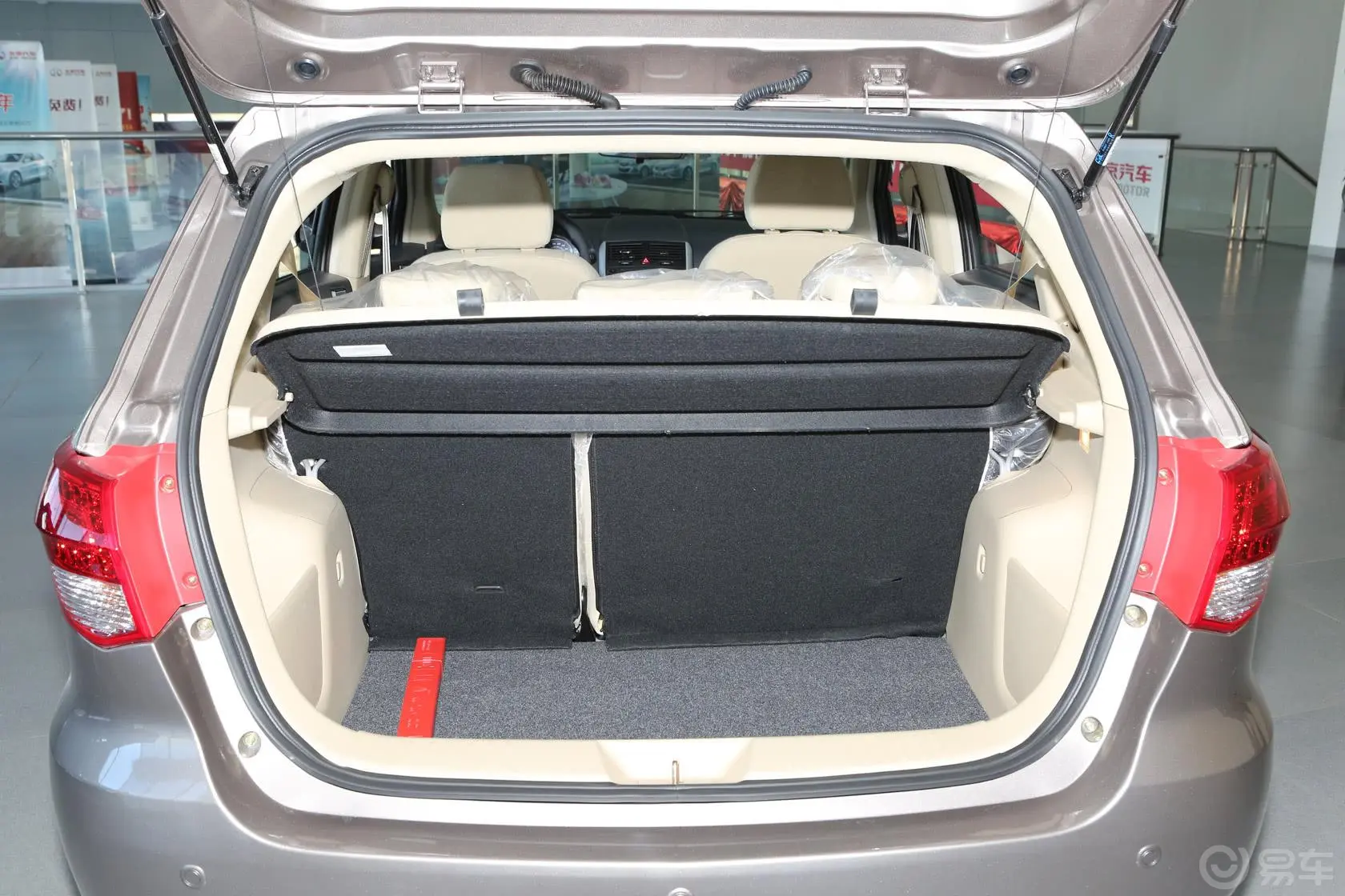 北京汽车E系列两厢 1.3L 乐尚手动版行李箱空间