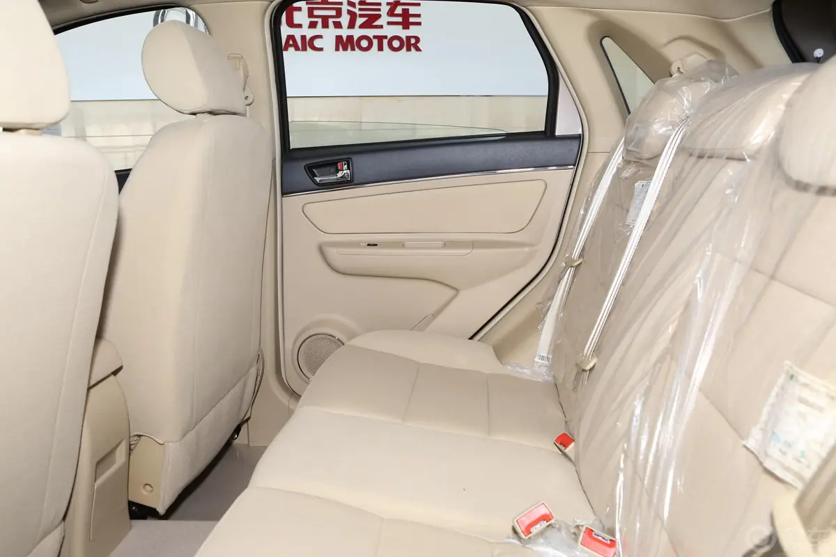 北京汽车E系列两厢 1.3L 乐尚手动版后排空间体验