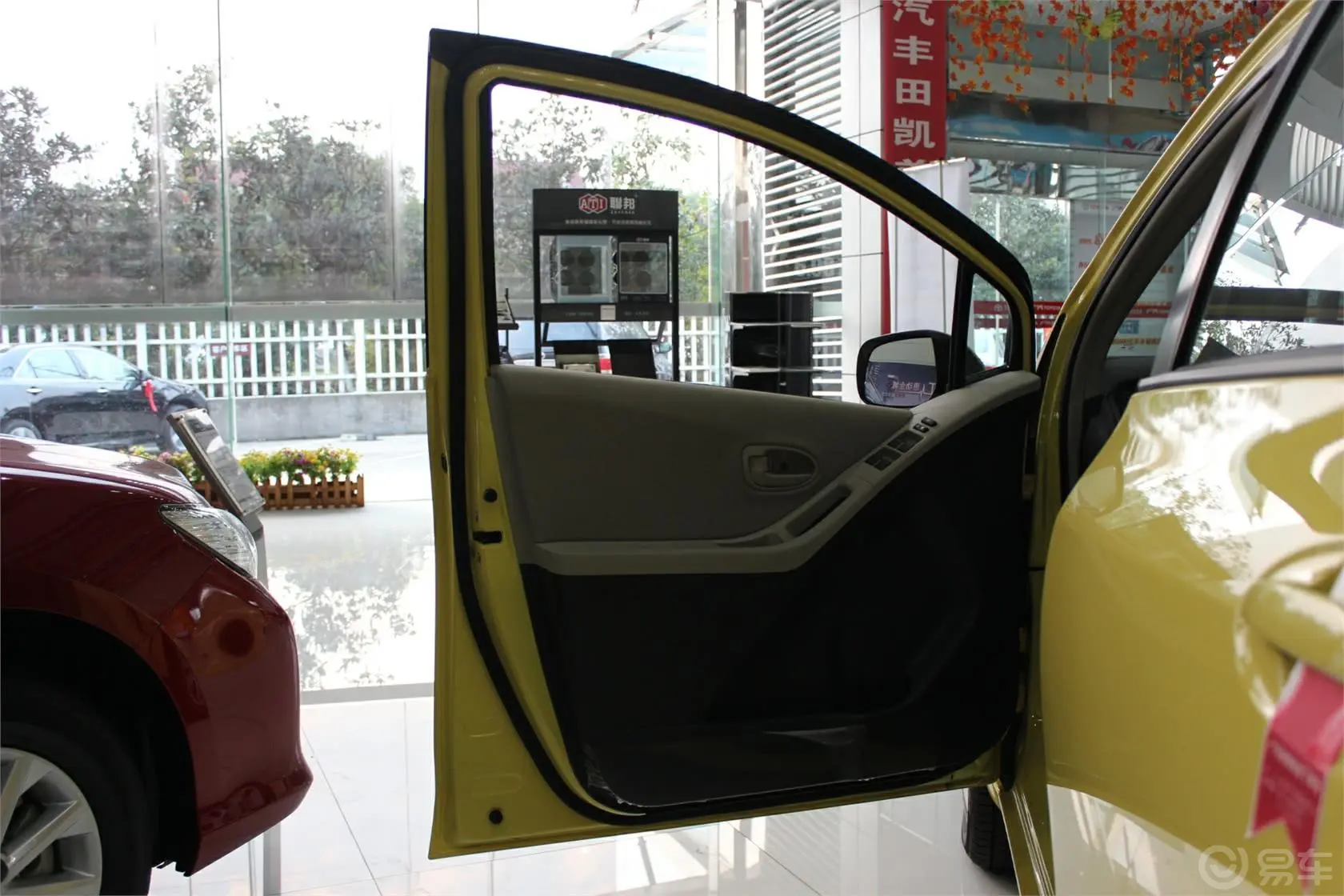 雅力士1.6E魅动版 自动驾驶员侧车门内门板