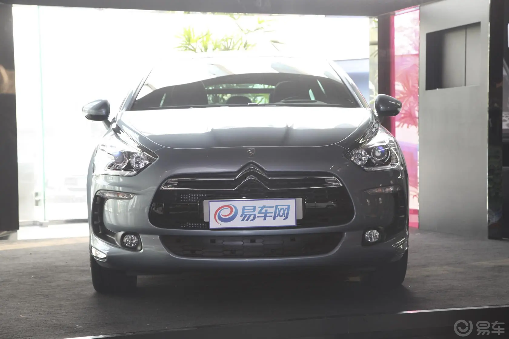 DS 5(进口)1.6T 手自一体 雅致版正前水平