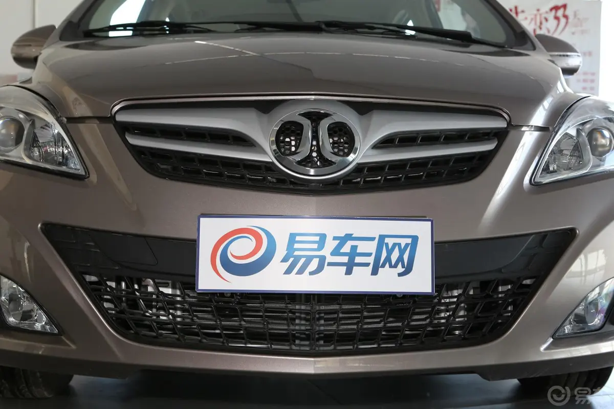 北京汽车E系列两厢 1.3L 乐尚手动版前格栅侧俯拍