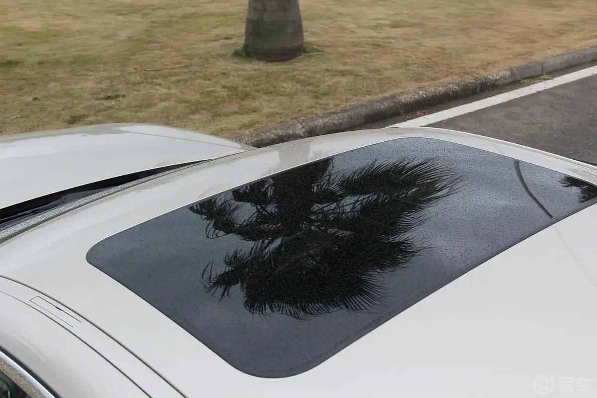 宝马4系双门轿跑车 428i 豪华设计套装天窗（前）