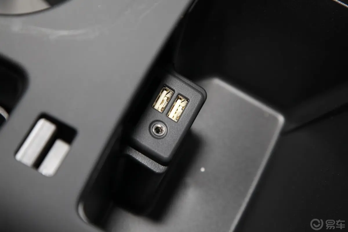 君威GS 2.0T 自动 燃情运动版USB接口