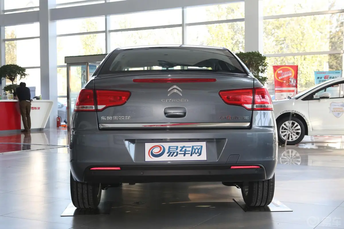 世嘉三厢 2.0L 手动 品悦型正后水平