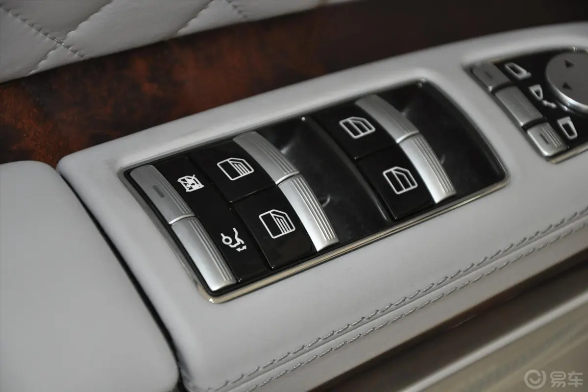奔驰S级 AMGS65L AMG Grand Edition车窗升降键