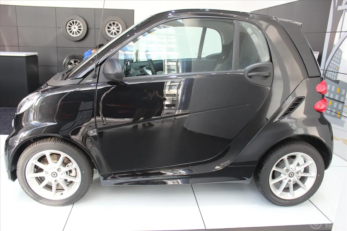 smart fortwo1.0L MHD 硬顶激情版正侧车头向左水平