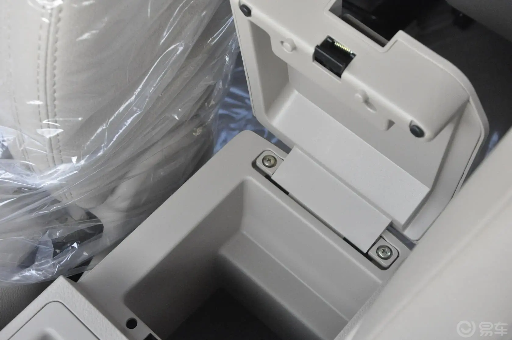 比亚迪S62.4L 自动 尊享型 白金版前排中央扶手箱空间