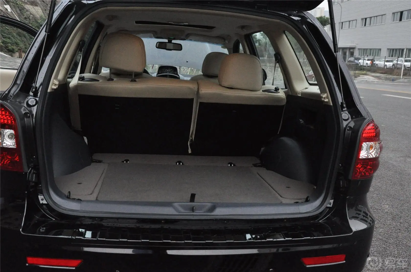 经典圣达菲1.8T 自动 两驱 天窗版行李箱空间