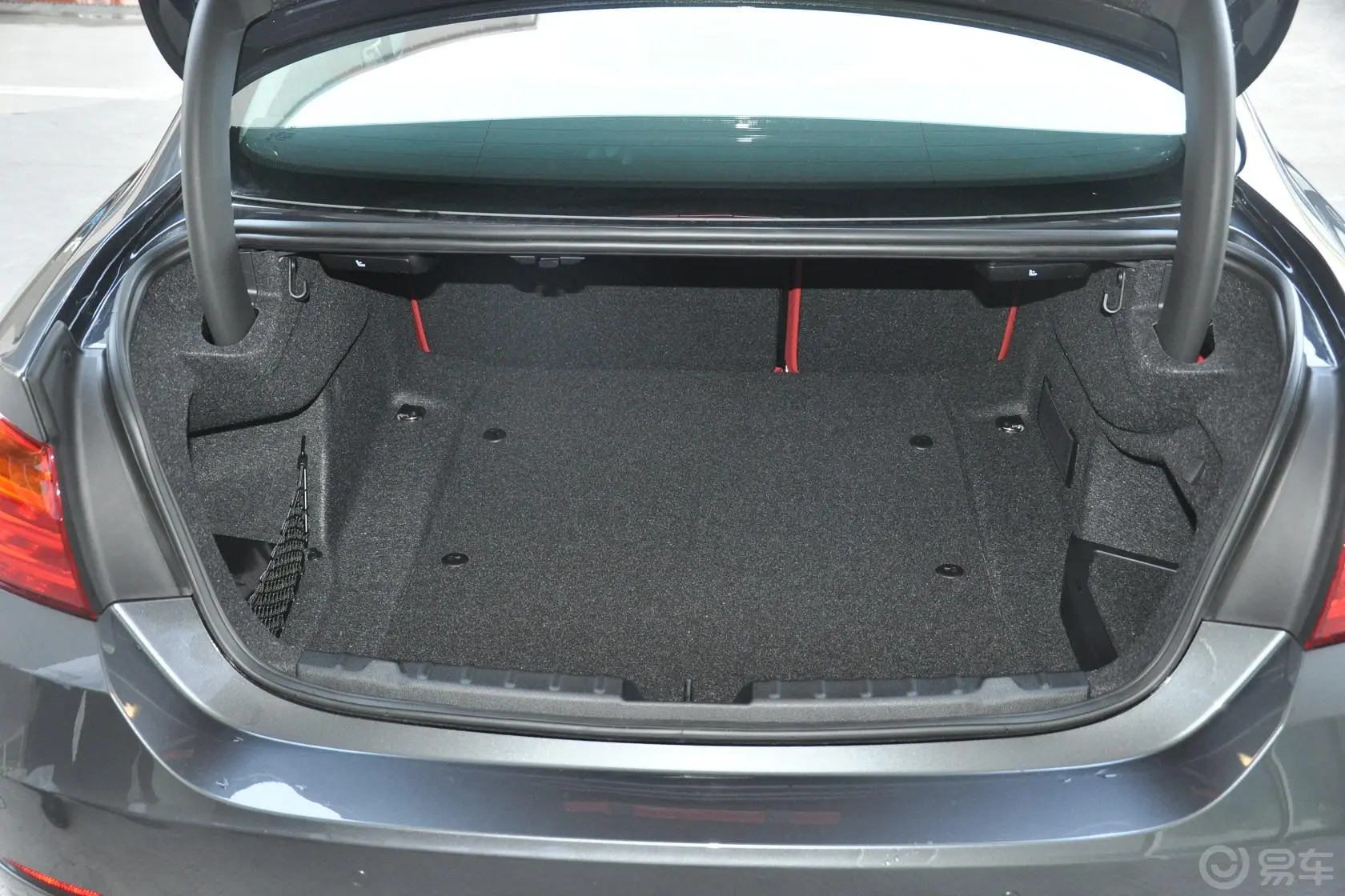 宝马4系双门轿跑车 428i  xDrive 运动设计套装行李箱空间
