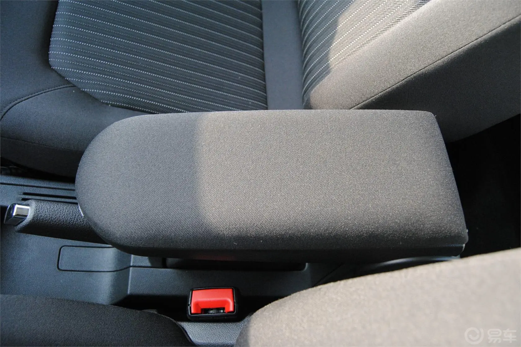 捷达1.4L 手动舒适型前排中央扶手箱