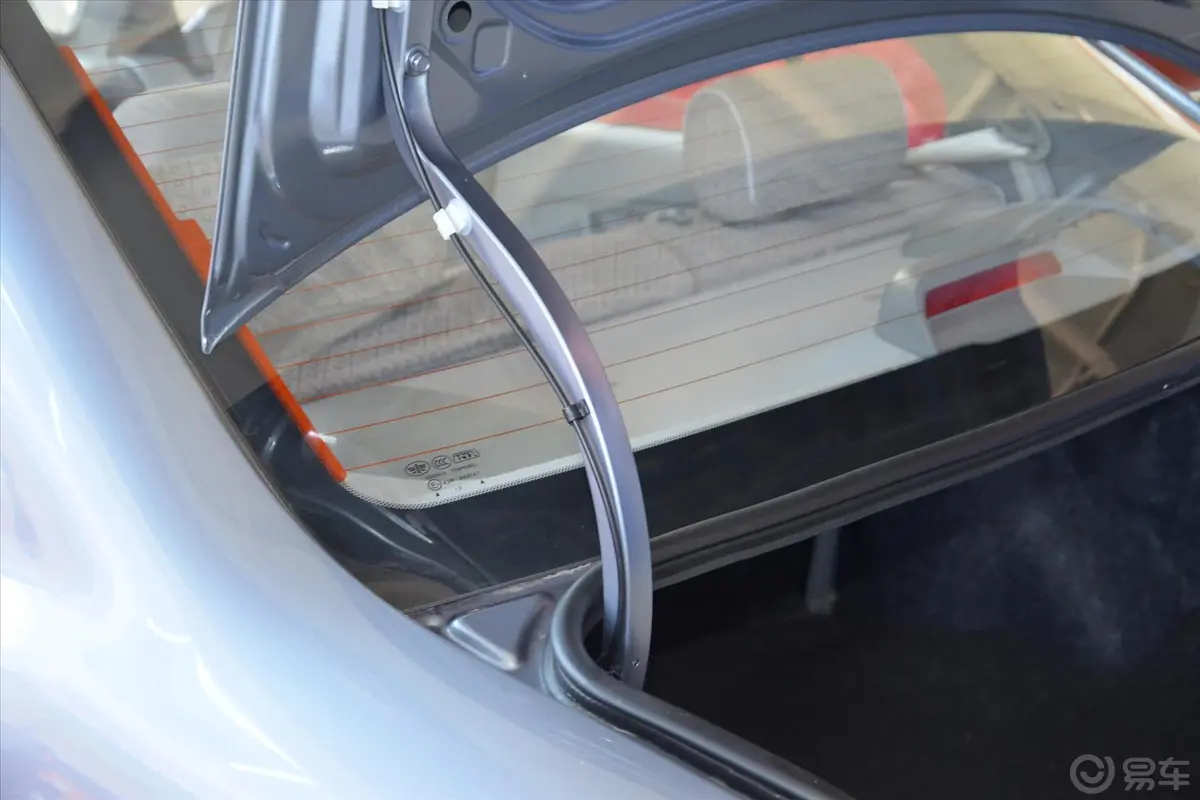 夏利N51.3L 手动 豪华型带气囊行李厢支撑杆