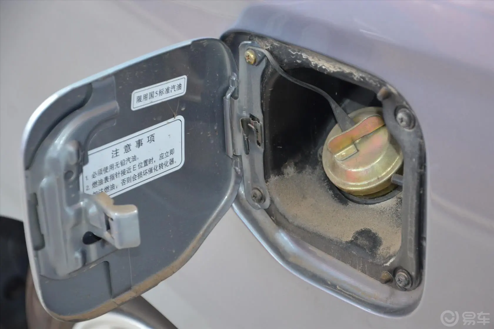夏利N51.3L 手动 豪华型带气囊油箱盖