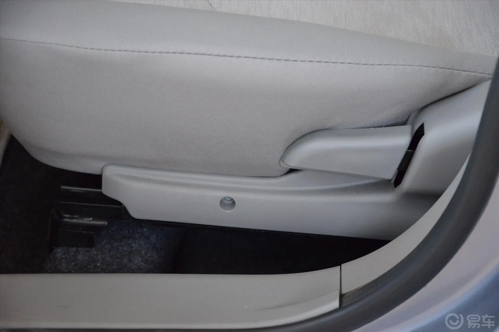 夏利N51.3L 手动 豪华型带气囊座椅调节键