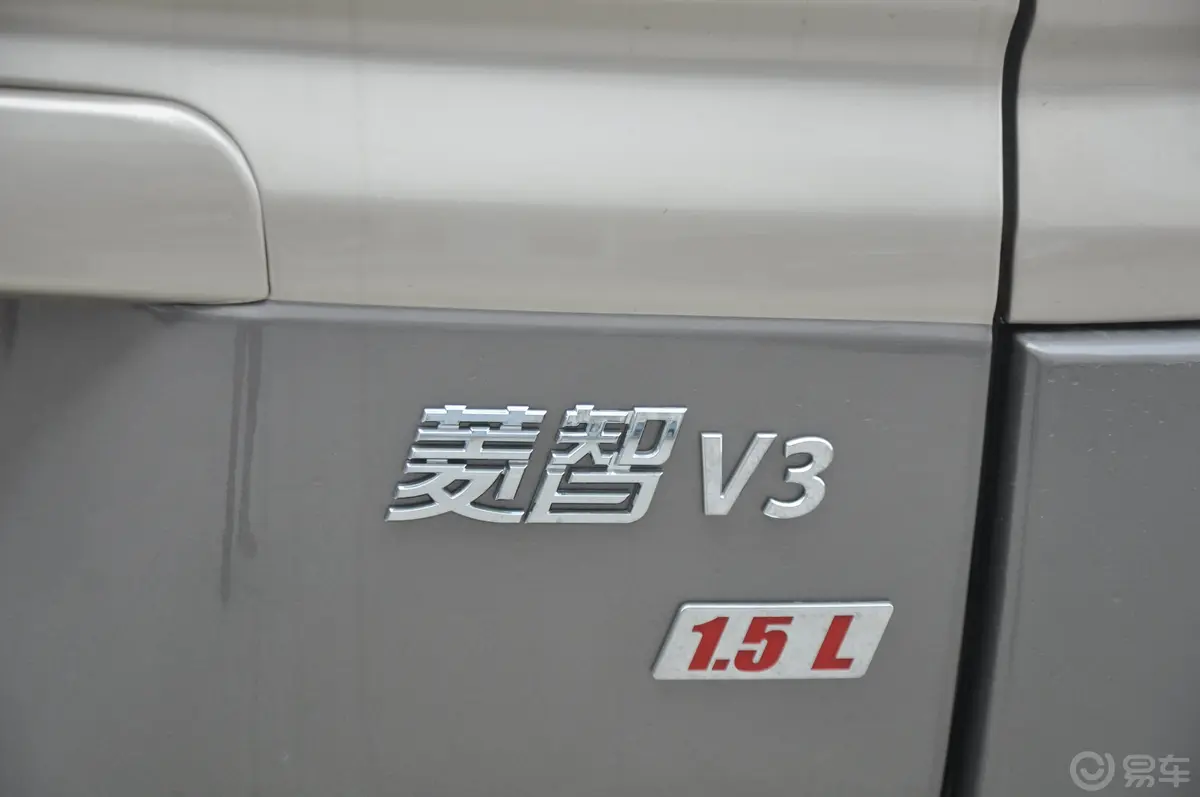 菱智V3 1.5L 手动 7座豪华型尾标