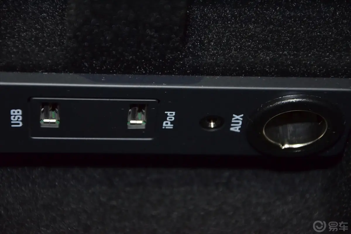 揽胜极光(进口)2.0T 5门圣诞限量版USB接口