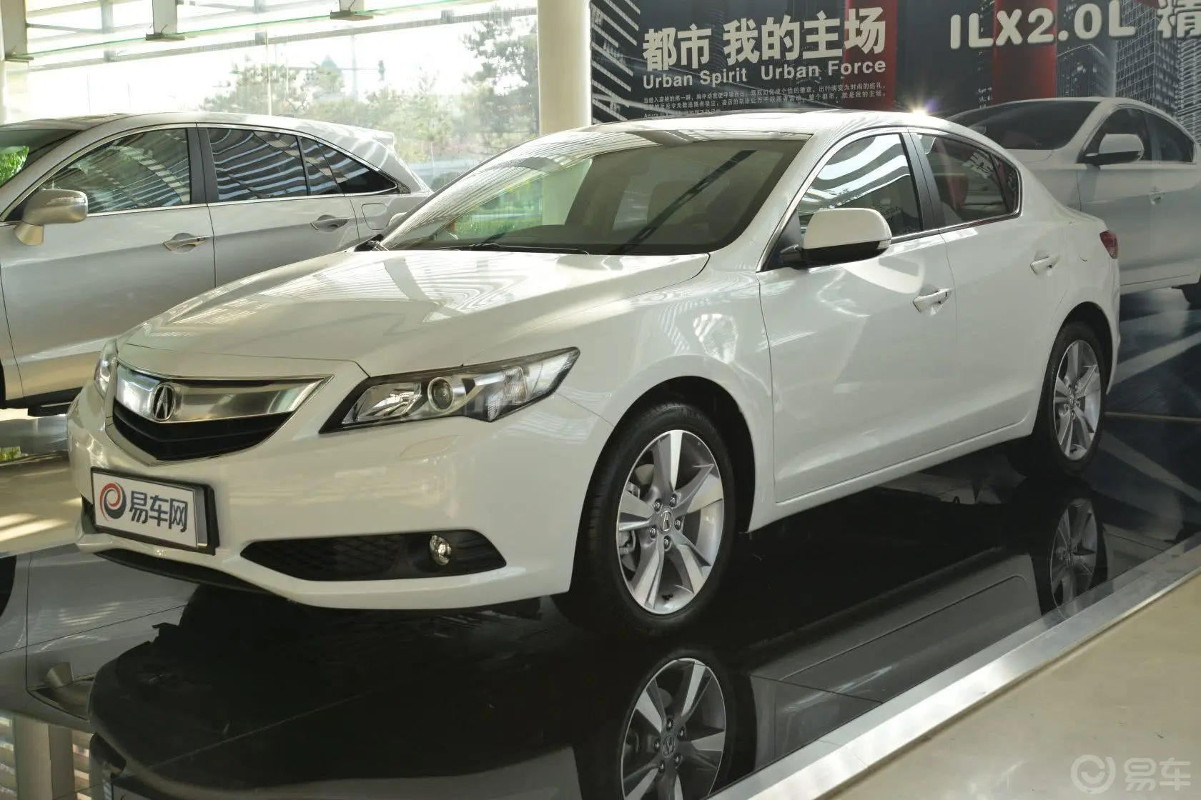 讴歌ILX2.0L 精锐版侧前45度车头向左水平