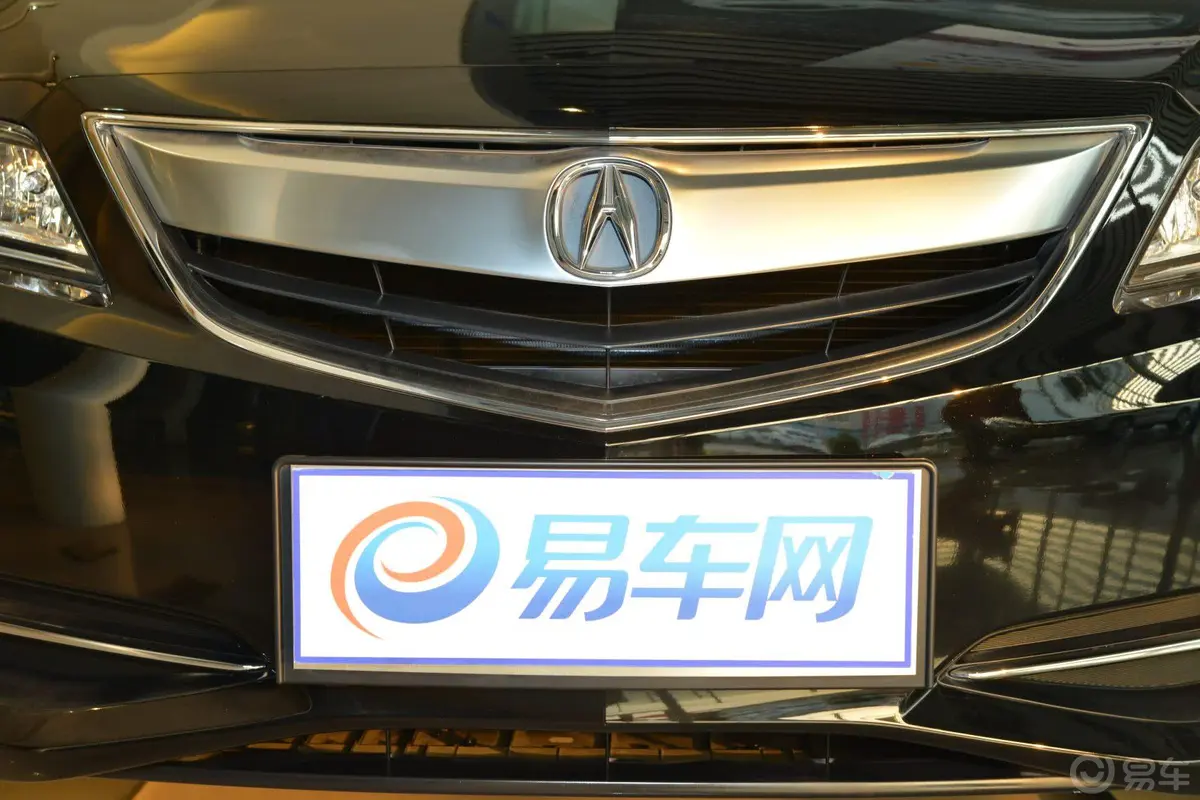 讴歌ILX2.0L 精锐版前格栅侧俯拍