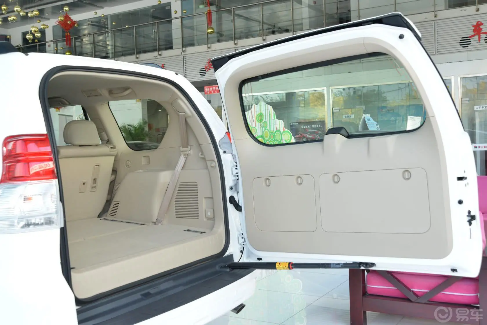 普拉多4.0L V6 TX-L NAVI行李厢开口范围