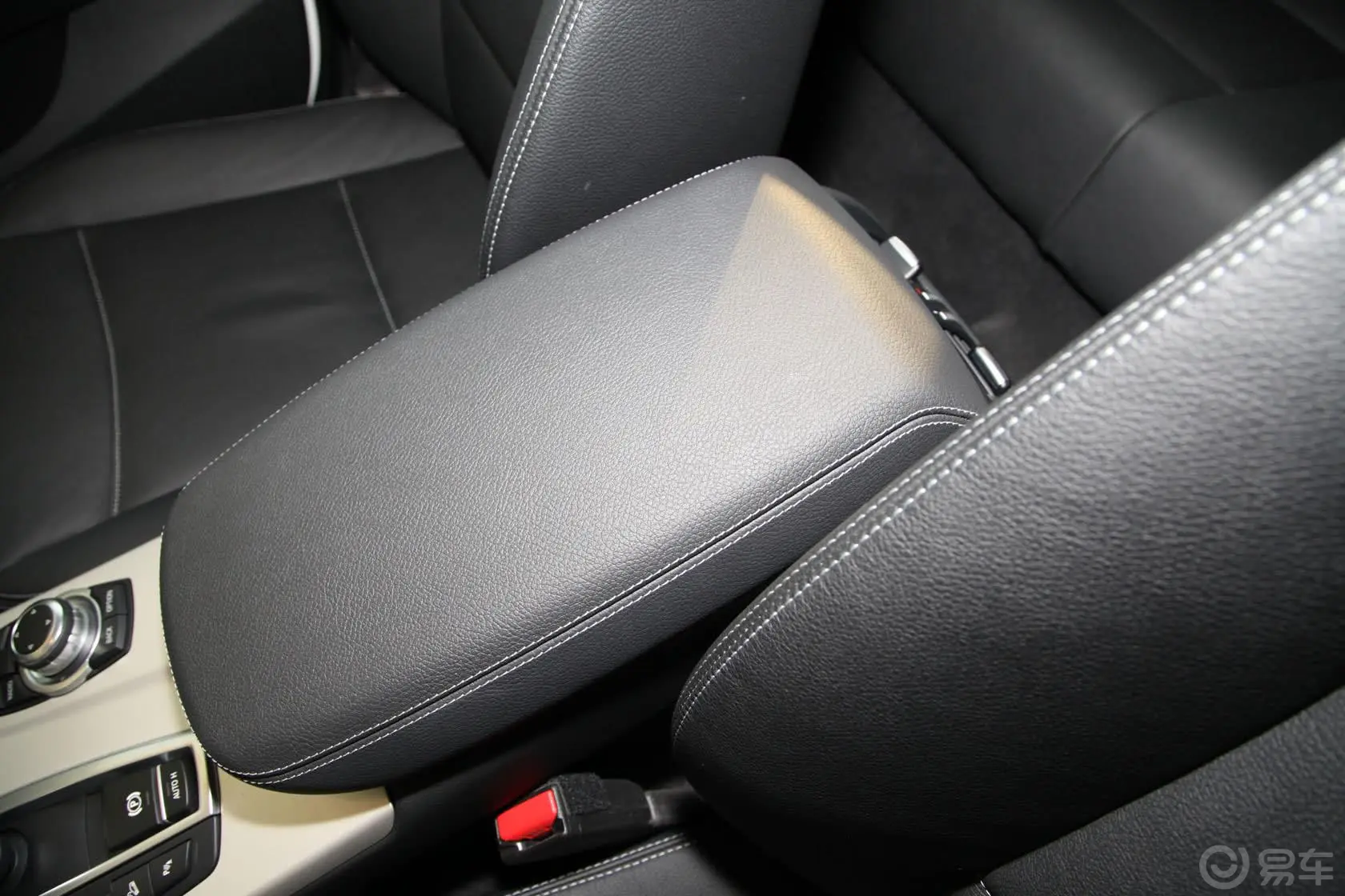宝马X3(进口)xDrive28i 领先型前排中央扶手箱