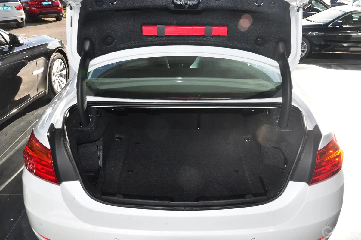 宝马4系双门轿跑车 428i 运动设计套装行李箱空间