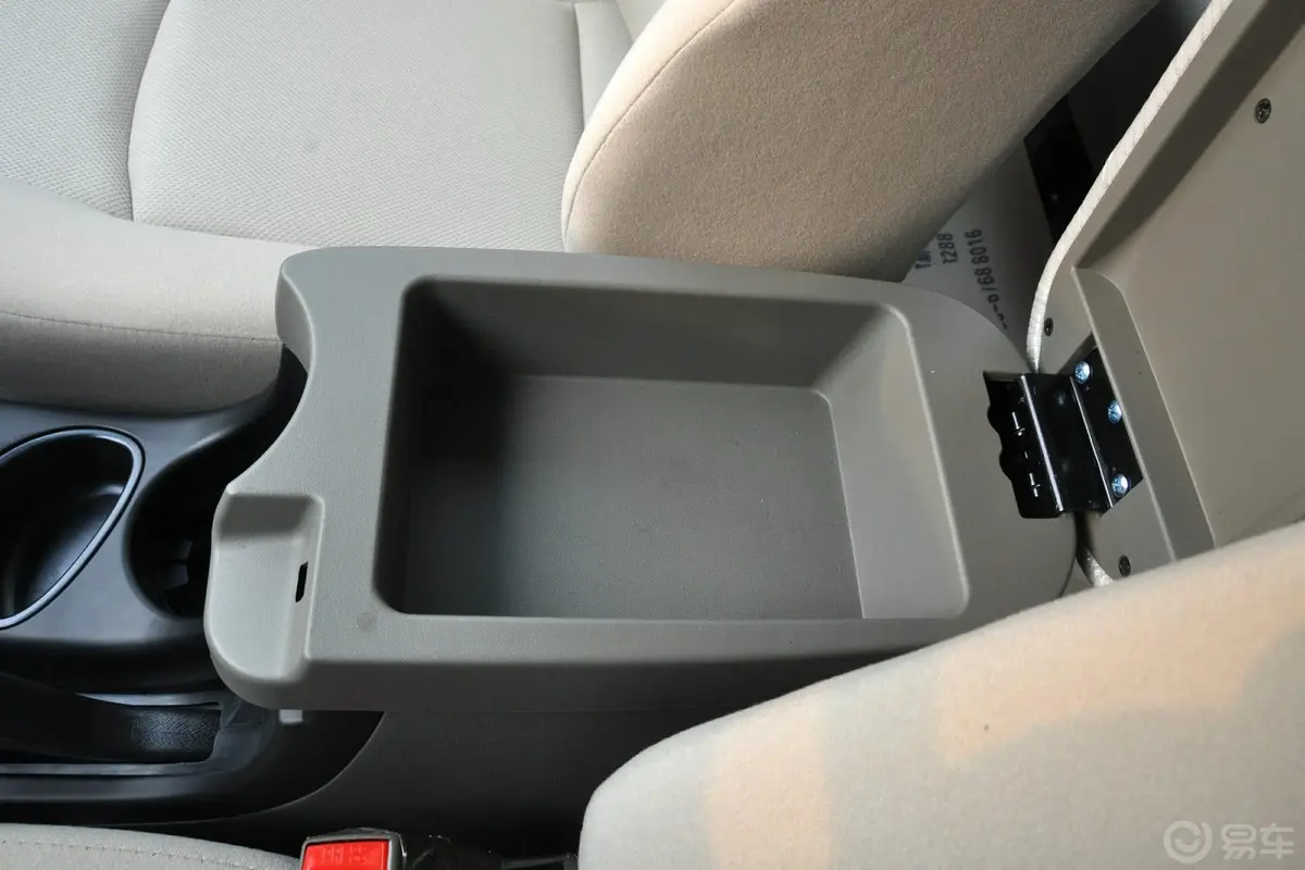 经典圣达菲2.0L 手动 两驱 舒适版前排中央扶手箱空间