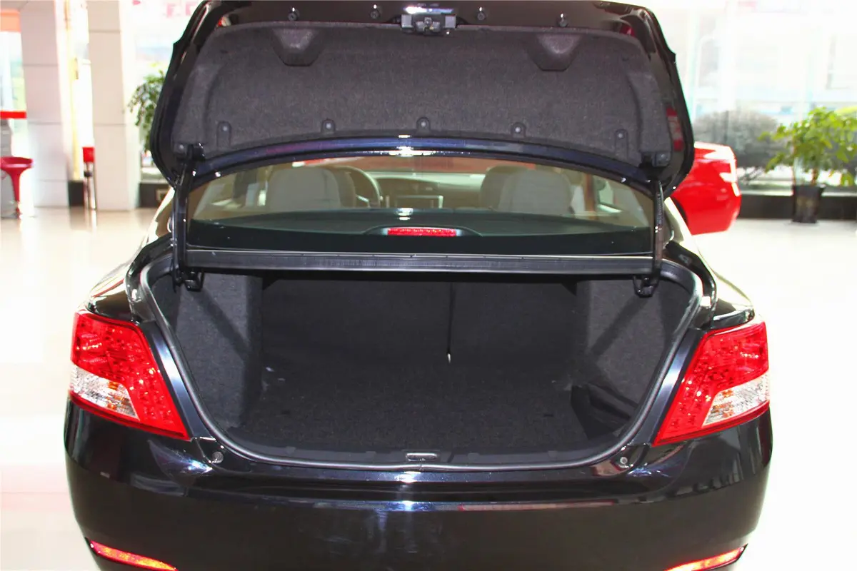 众泰Z3001.5L 驾值版 手动 舒适型行李箱空间