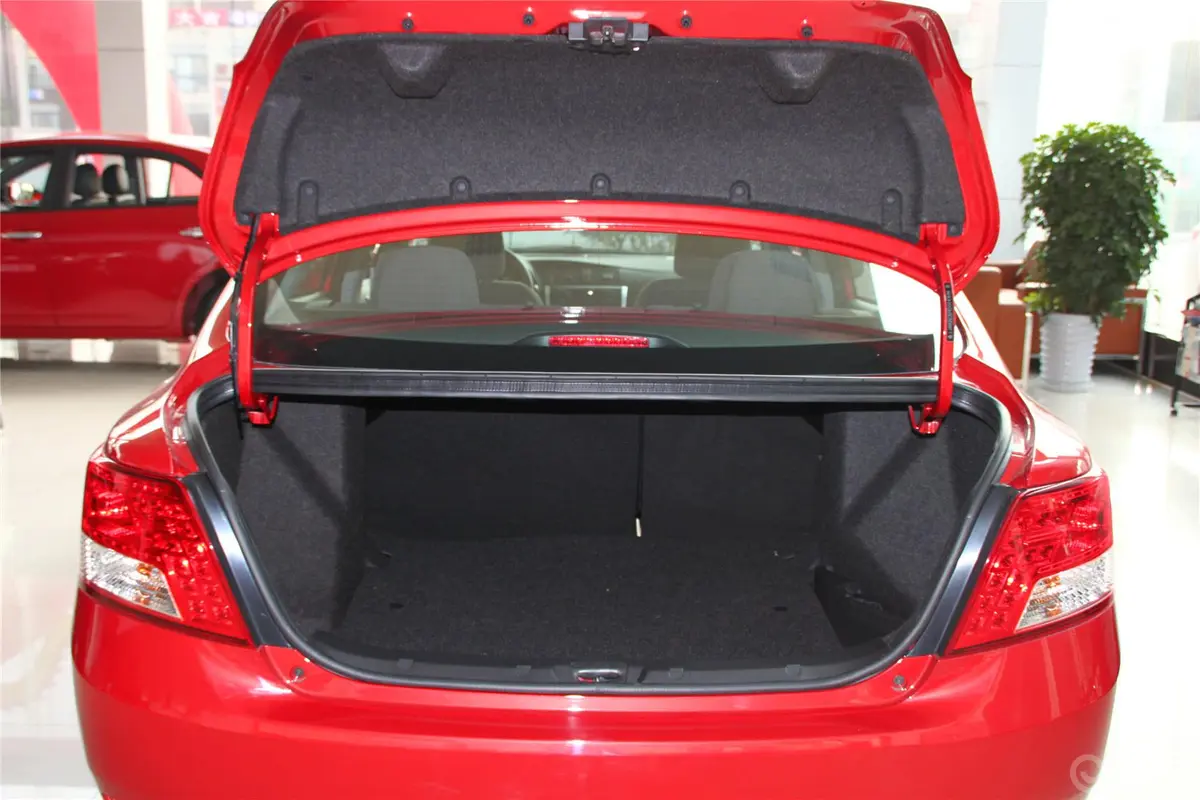 众泰Z3001.5L 驾值版 手动 精英型行李箱空间