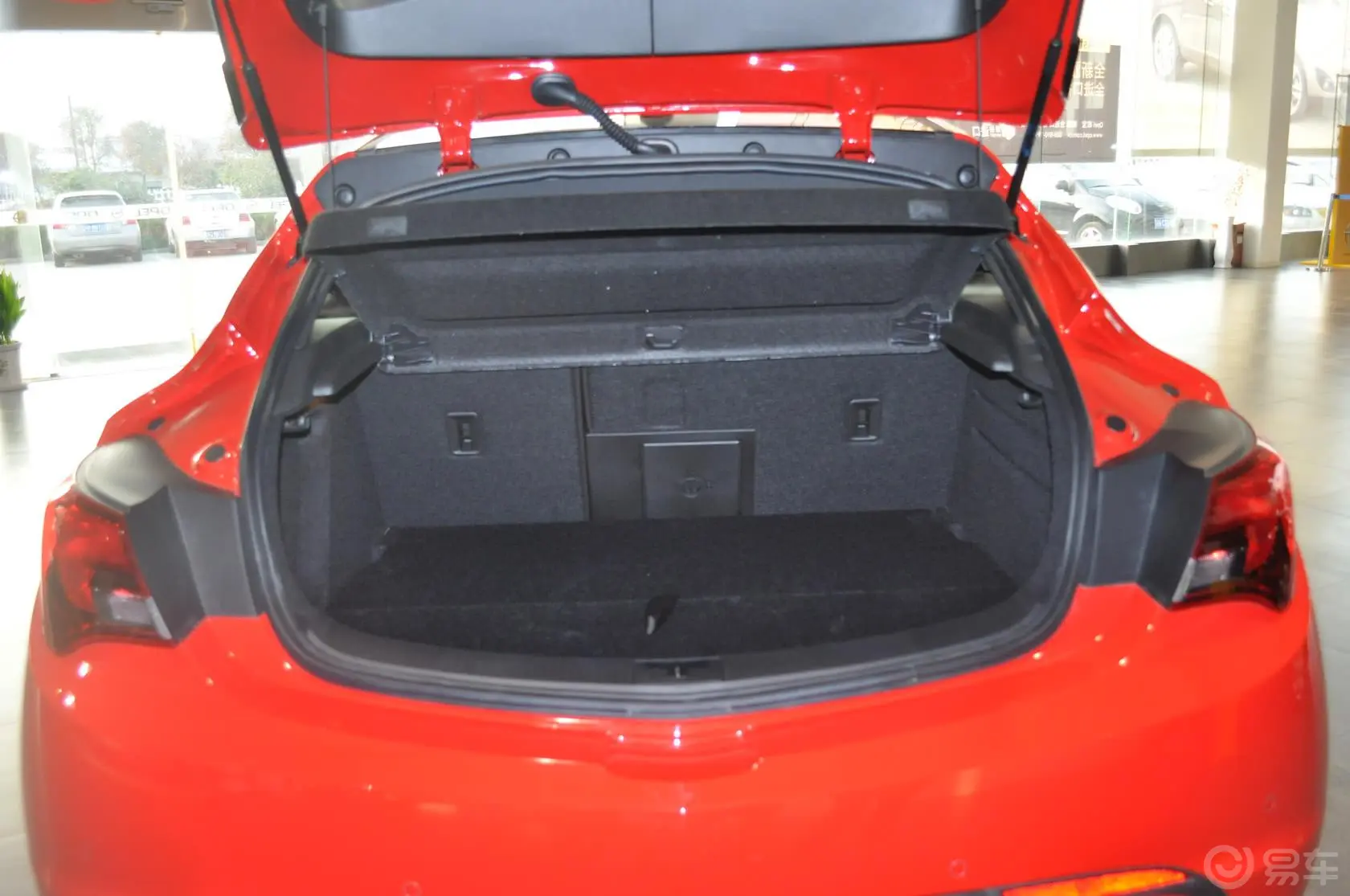 雅特1.4T GTC 运动型行李箱空间