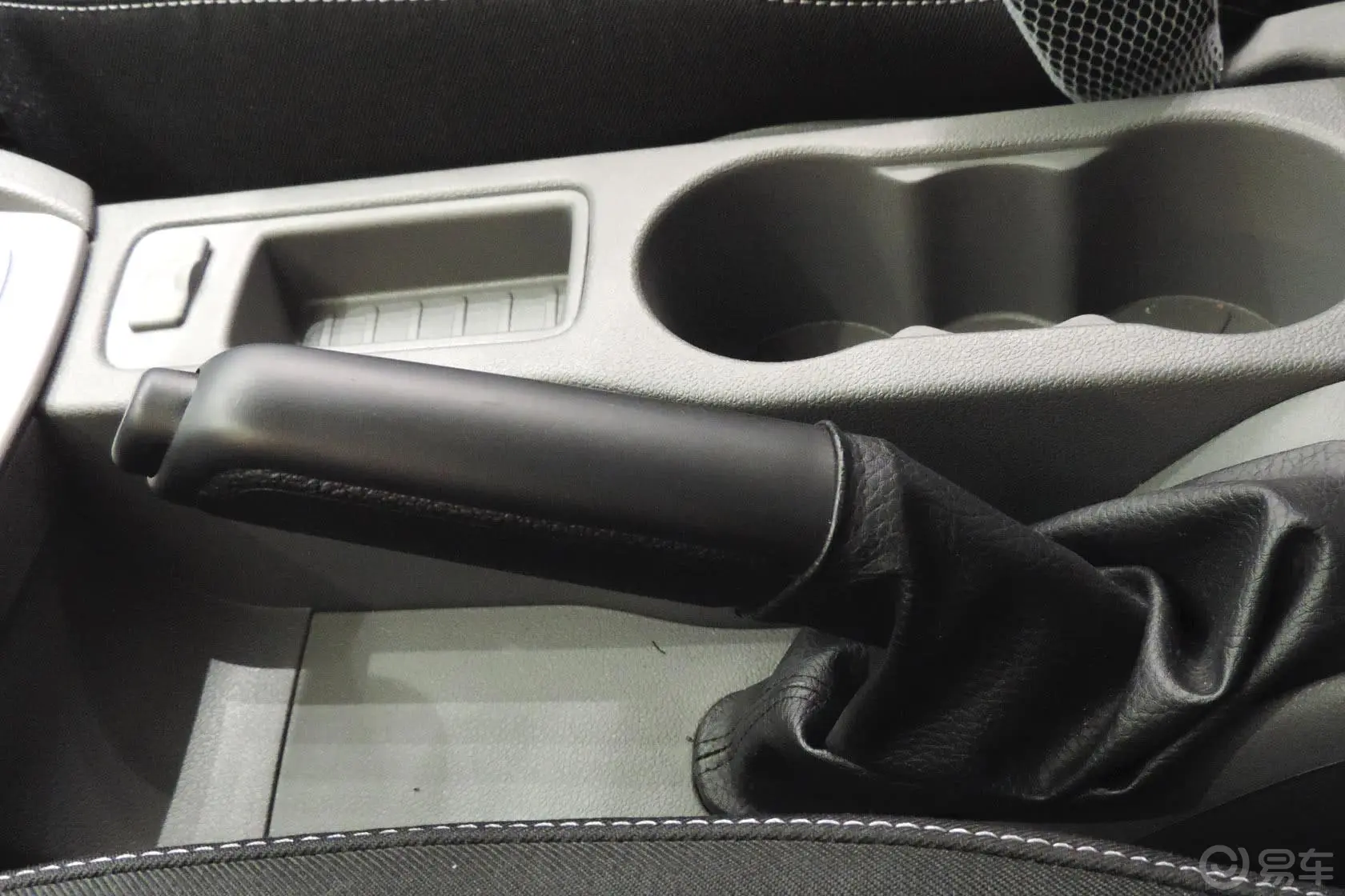 福克斯两厢 经典款 1.8L 手动 基本型驻车制动（手刹，电子，脚刹）