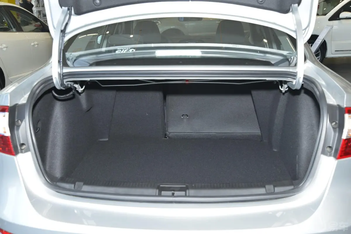 风朗2.0L 自动 标准版行李箱空间