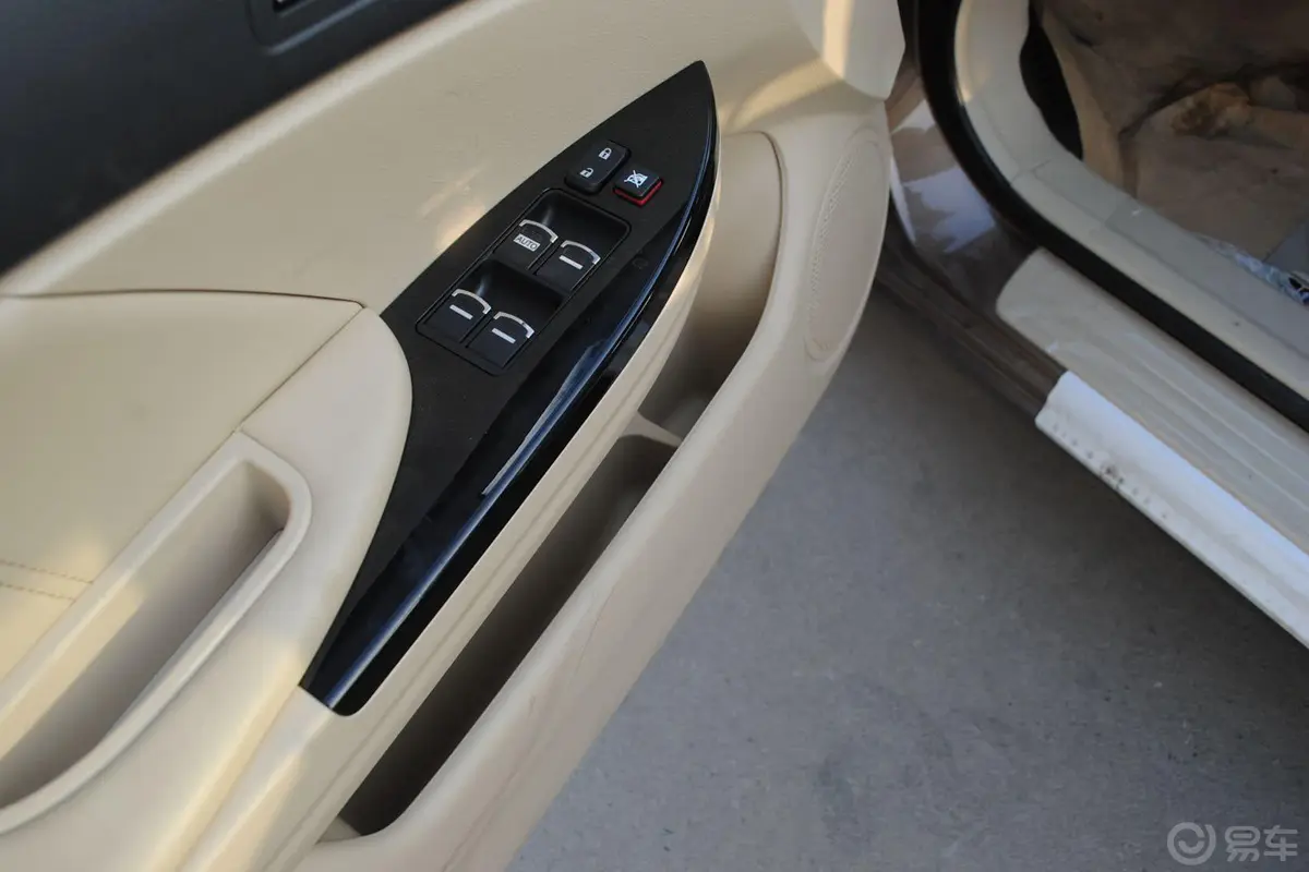 比亚迪G61.5TI 手动 豪华型驾驶员门储物盒