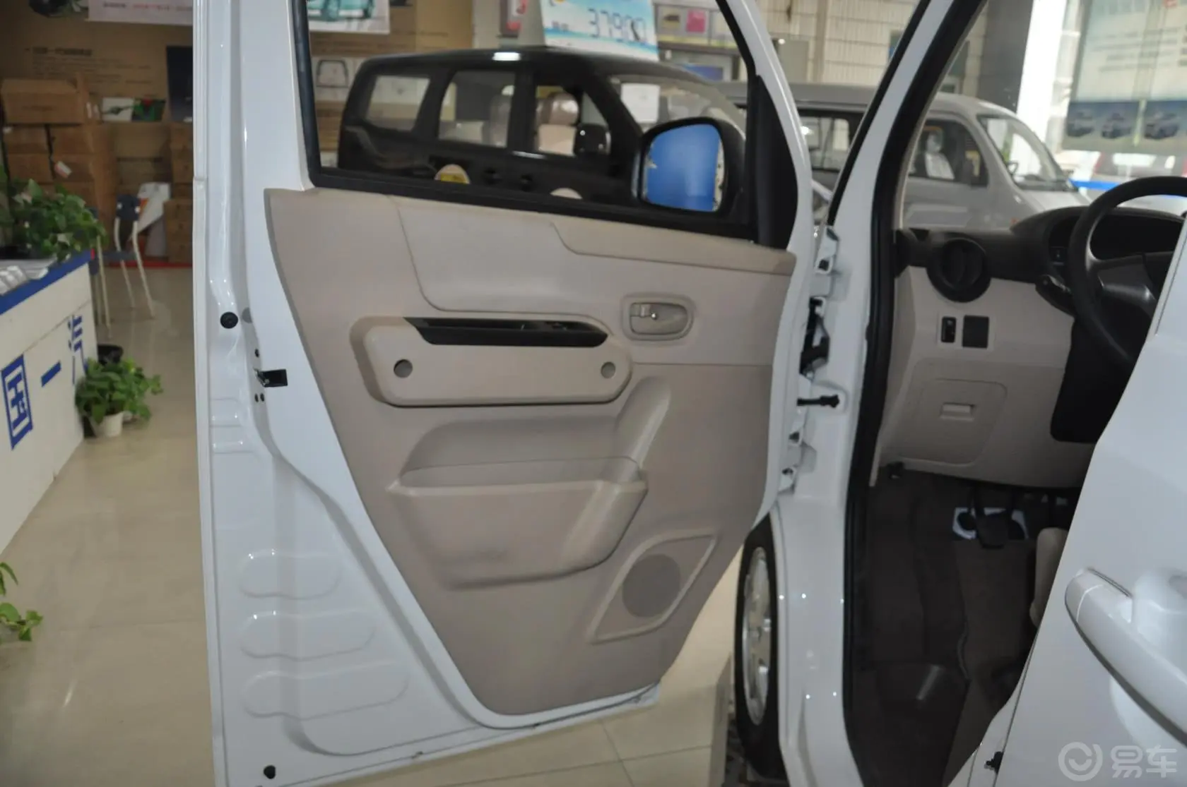 佳宝V80MPV版 1.3L 手动 舒适版驾驶员侧车门内门板