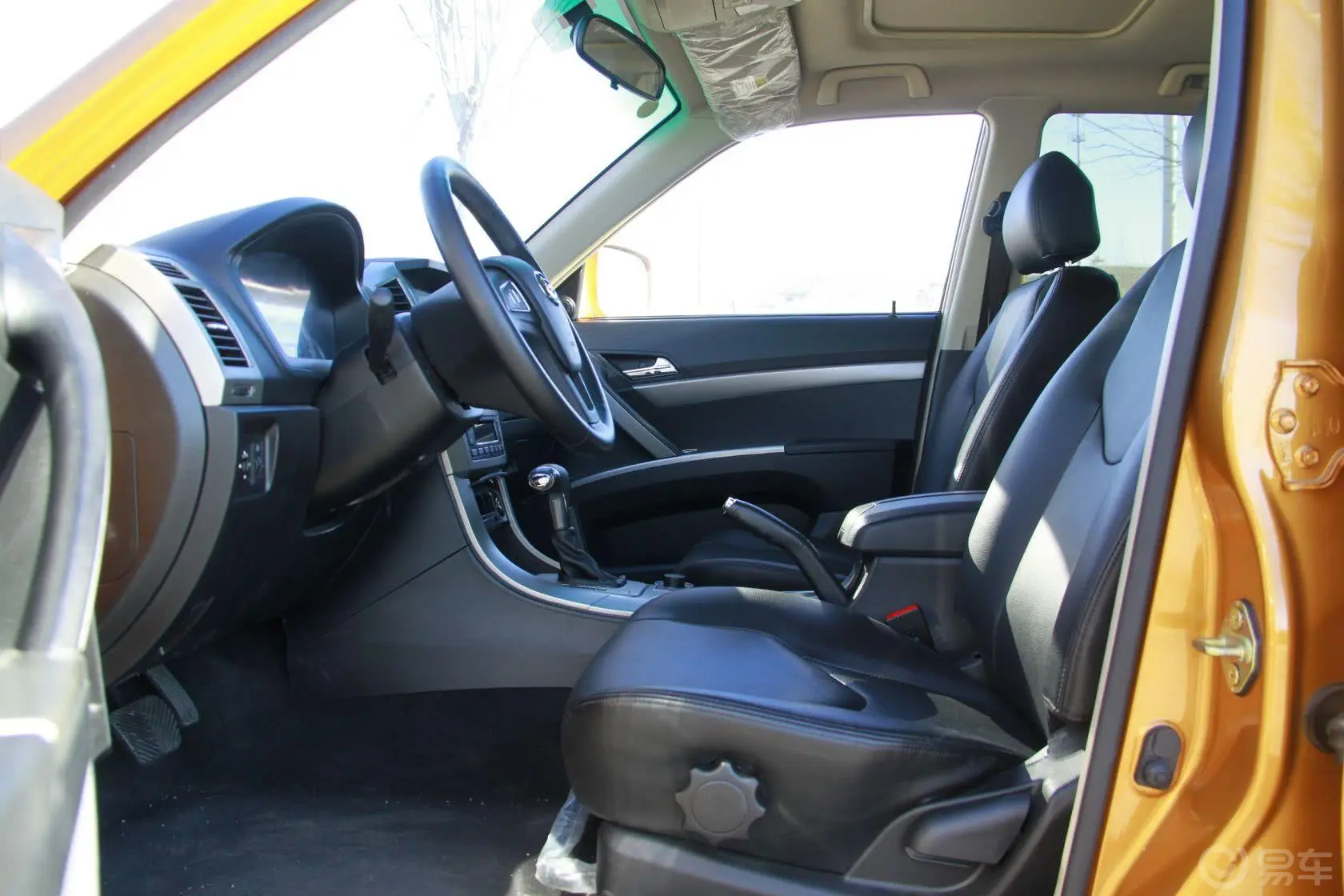 奥轩GX52.4L 自动 四驱 汽油 天窗版前排空间