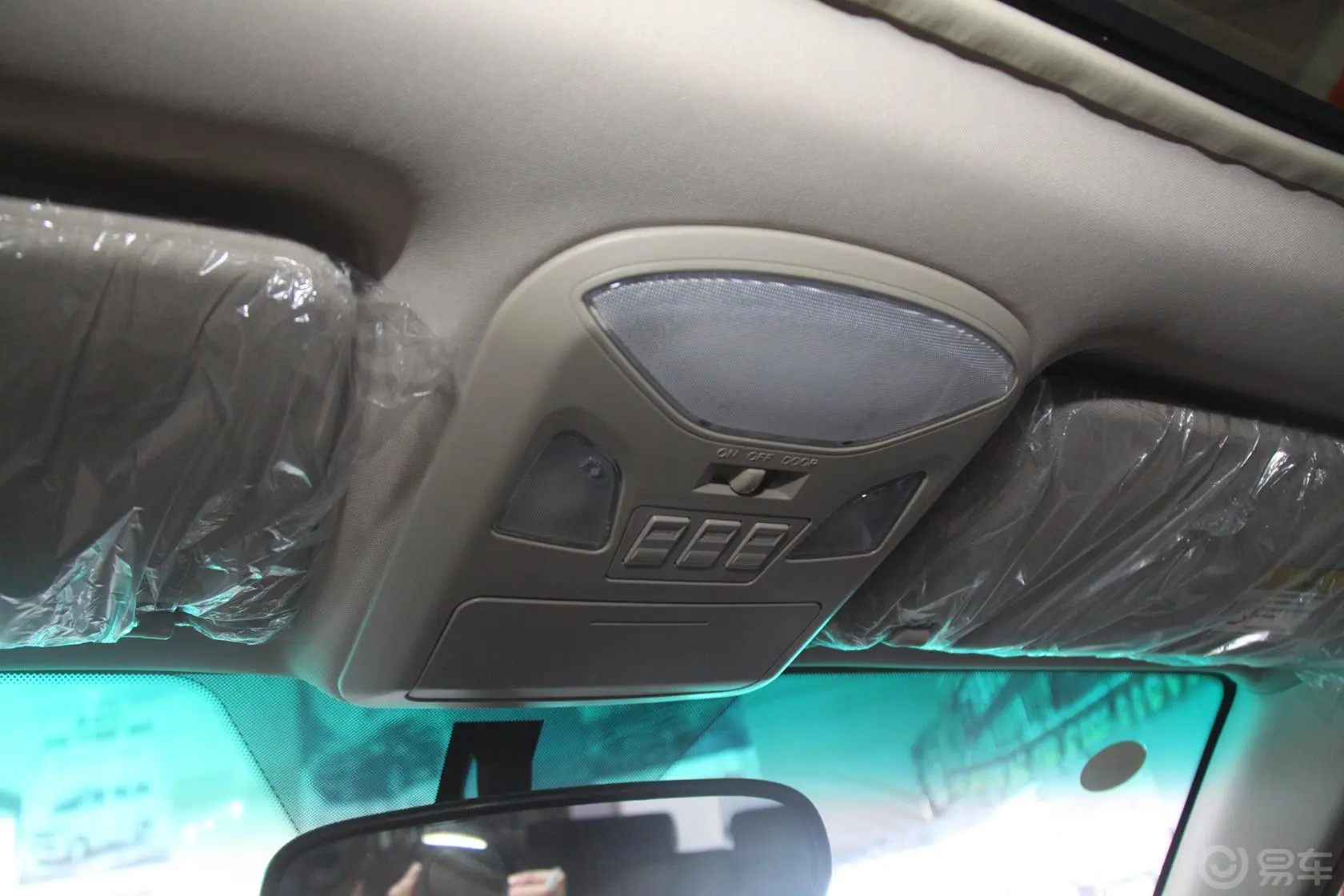 奥轩GX52.4L 自动 四驱 汽油 天窗版前排车顶中央控制区